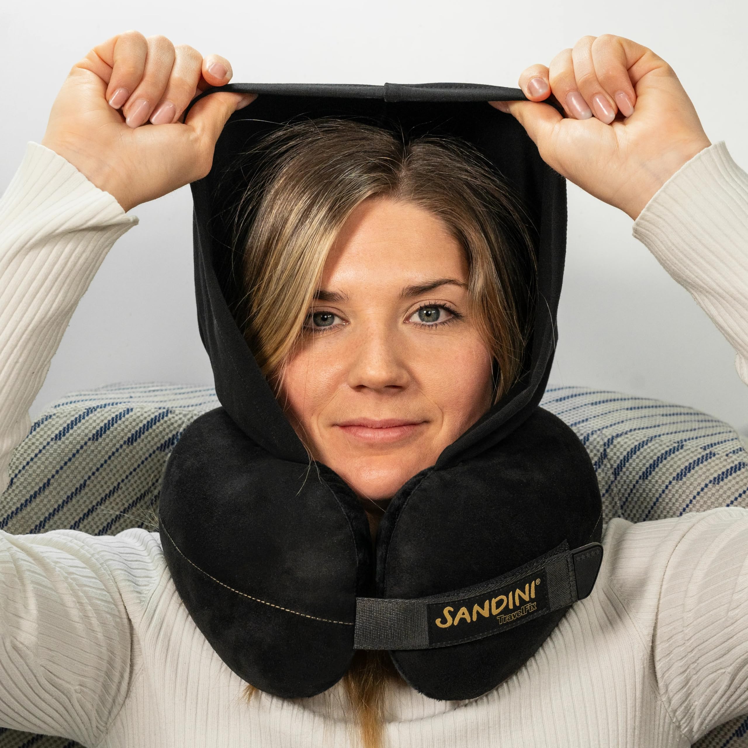 SANDINI TravelFix HOODIE Regular Size - Cuscino da viaggio premium con chiusura/cuscino per il collo con funzione di supporto ergonomico - Borsa da trasporto gratuita con clip di fissaggio