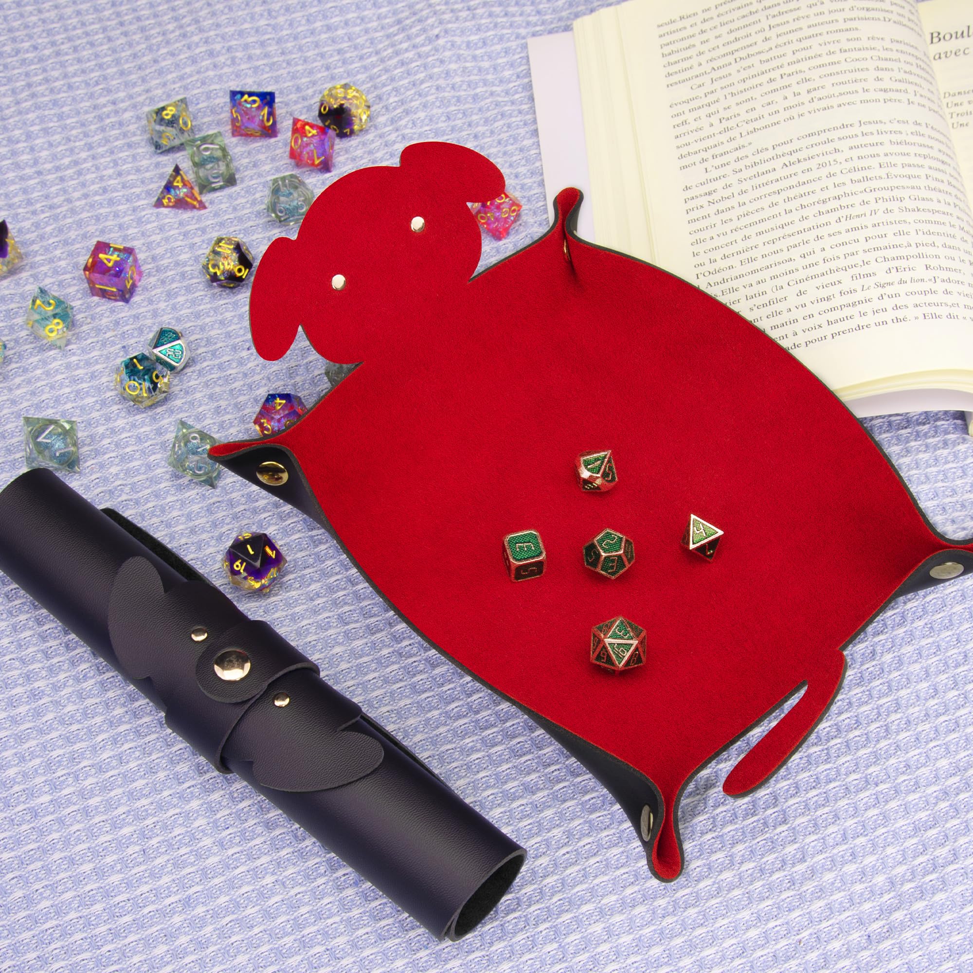 SIQUK 2 Drachen-Würfelteller – Faltbare Würfelmatte Aus PU-Leder Für D&D, RPG & Co. – Schwarz & Rot, Samtige Innenseite, Inkl. Metallclips