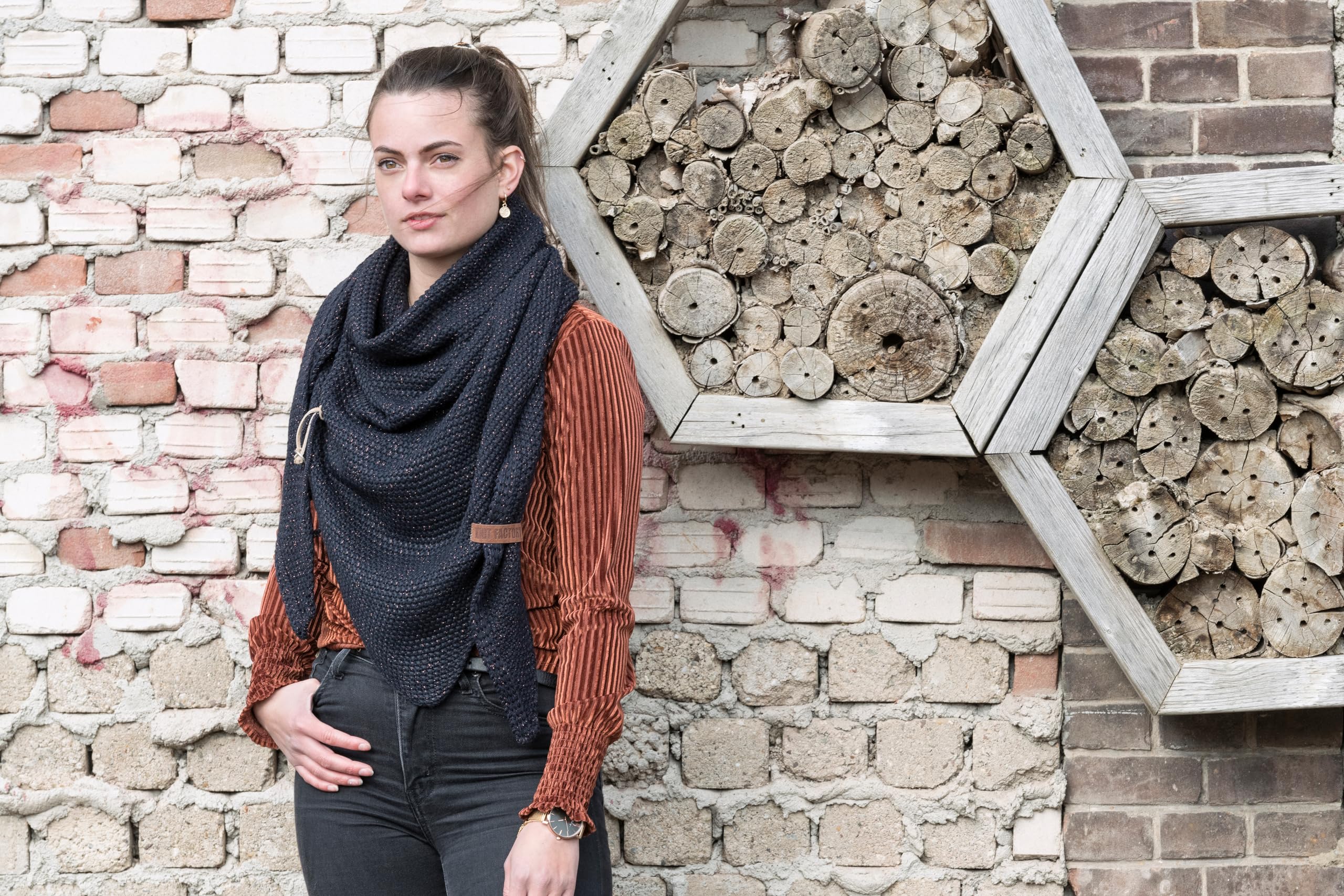 KNIT FACTORY - Coco Dreiecksschal Deluxe - Damen Strickschal mit Wolle - Hochwertige Qualität - XXL Schal - 190 x 85 cm - Mit Glitzereffekt