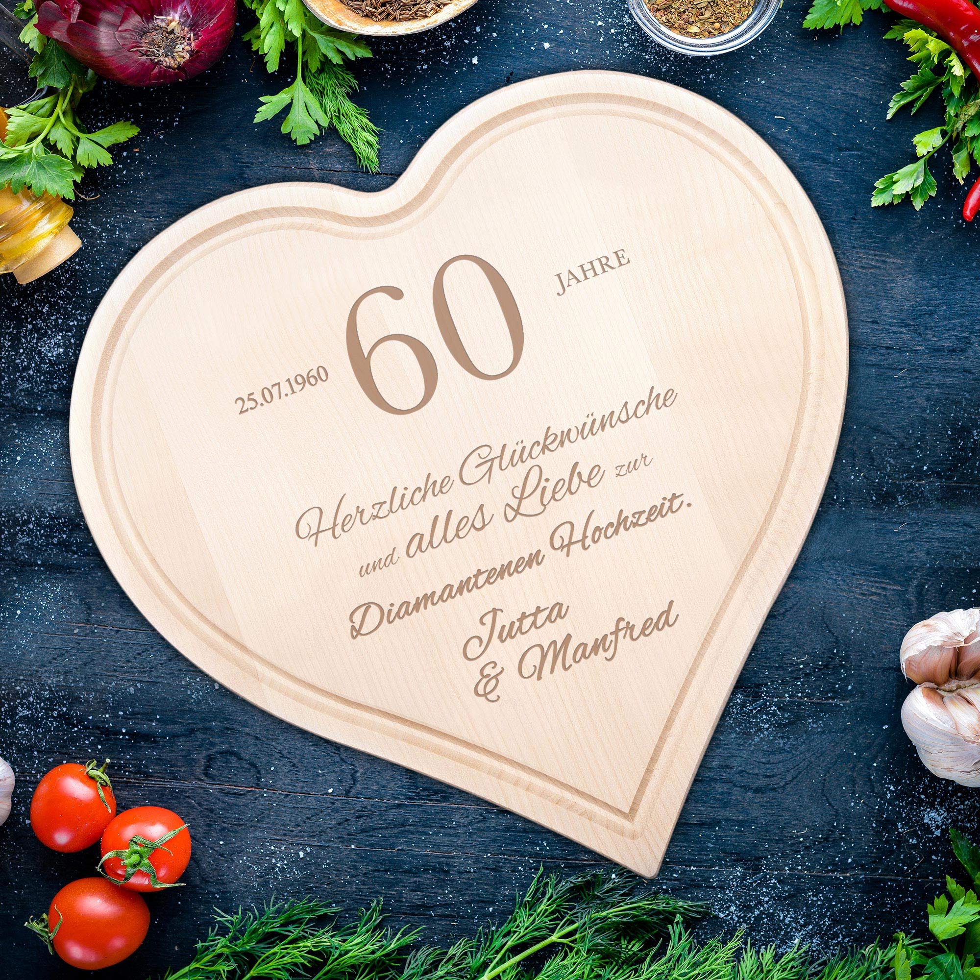 Casa Vivente Herz Schneidebrett mit Personalisierter Gravur und Saftrille, Glückwunsche zur Diamantenen Hochzeit mit Namen und Datum, 30 x 30 CM