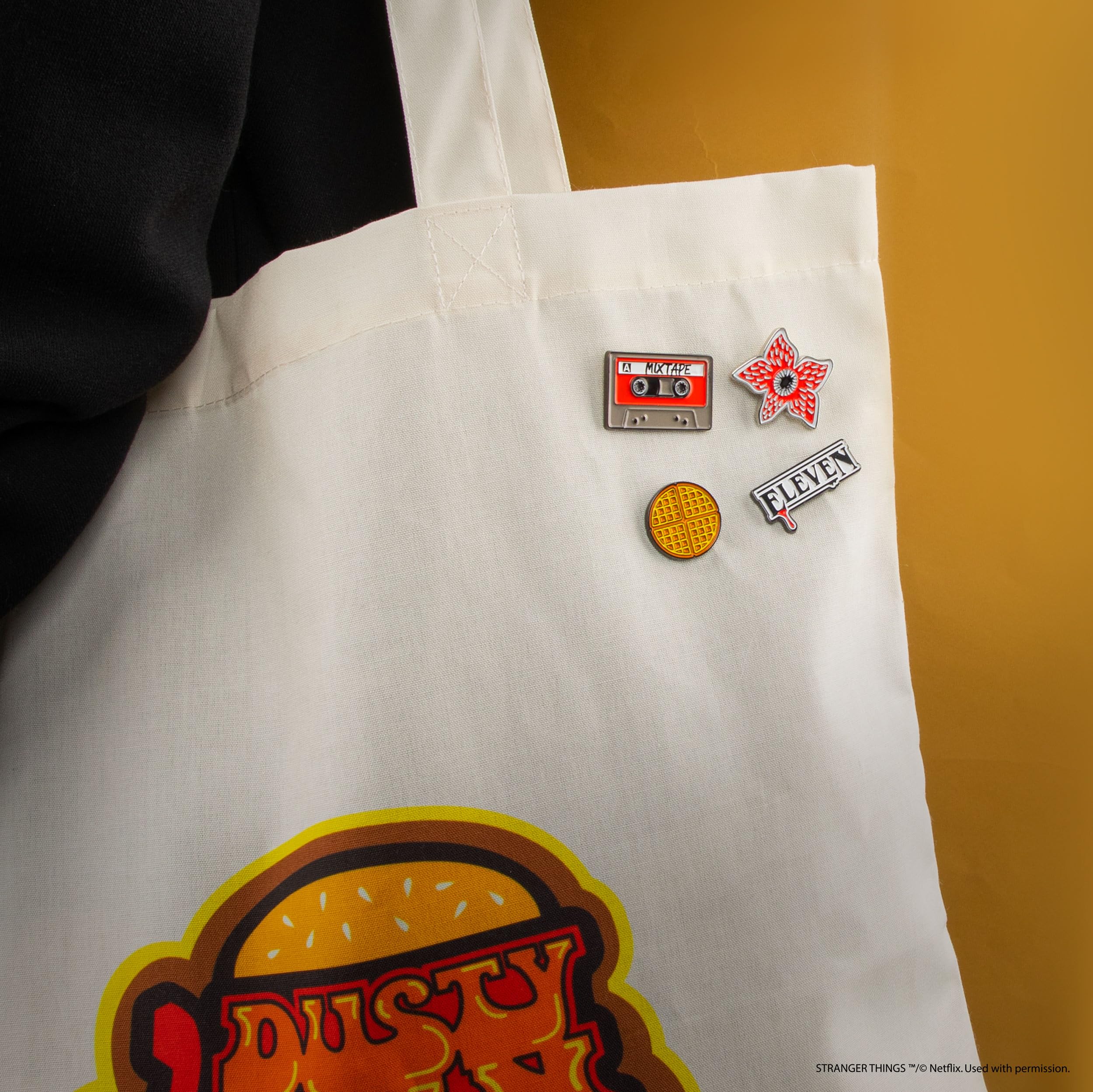 Cinereplicas Stranger Things - Zestaw 4 Stranger Things Season 1/2/3/4 Pin - 3 cm - Oficjalna licencja, Cynk, Bez kamieni szlachetnych
