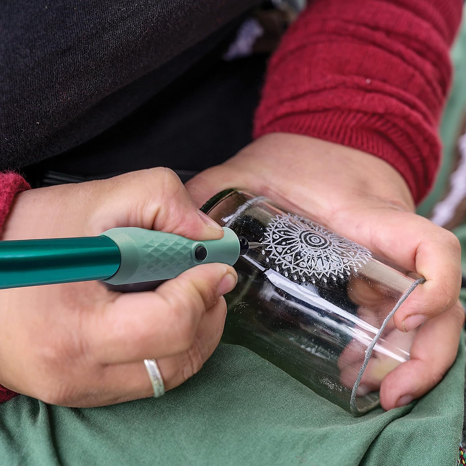 The Beadsmith Basic Elements Engraver – 3 Tips, Allen Key and Stencils – Battery Operated – Cordless Tool for Engraving, Sanding and Polishing on Wood, Glass and Metal