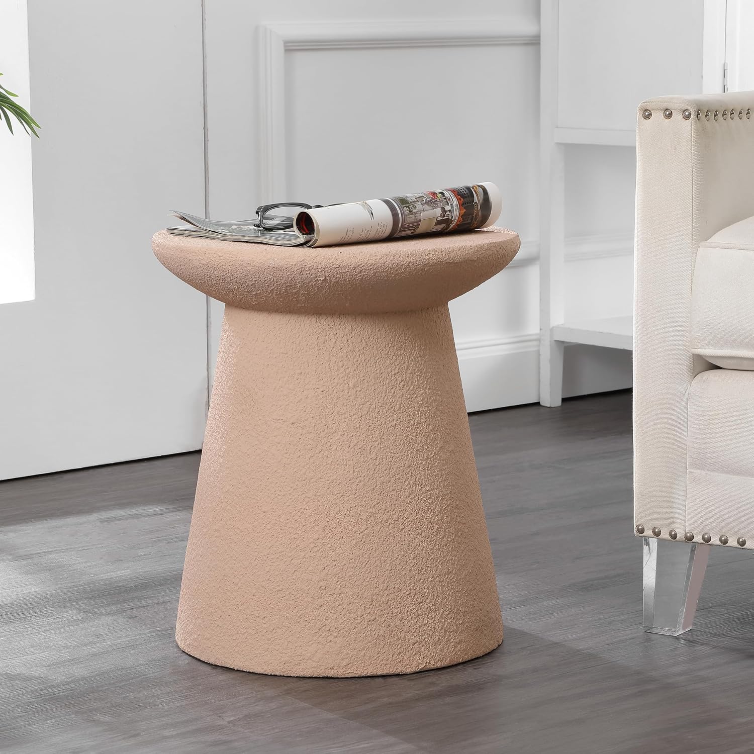 JONATHAN Y Hollie 18" Pink Frosted Polyresin Outdoor Side Table and Stool, All-Weather Textured Round Pedestal Accent Table for Patio, Garden, Modern Minimalist TBL1108B