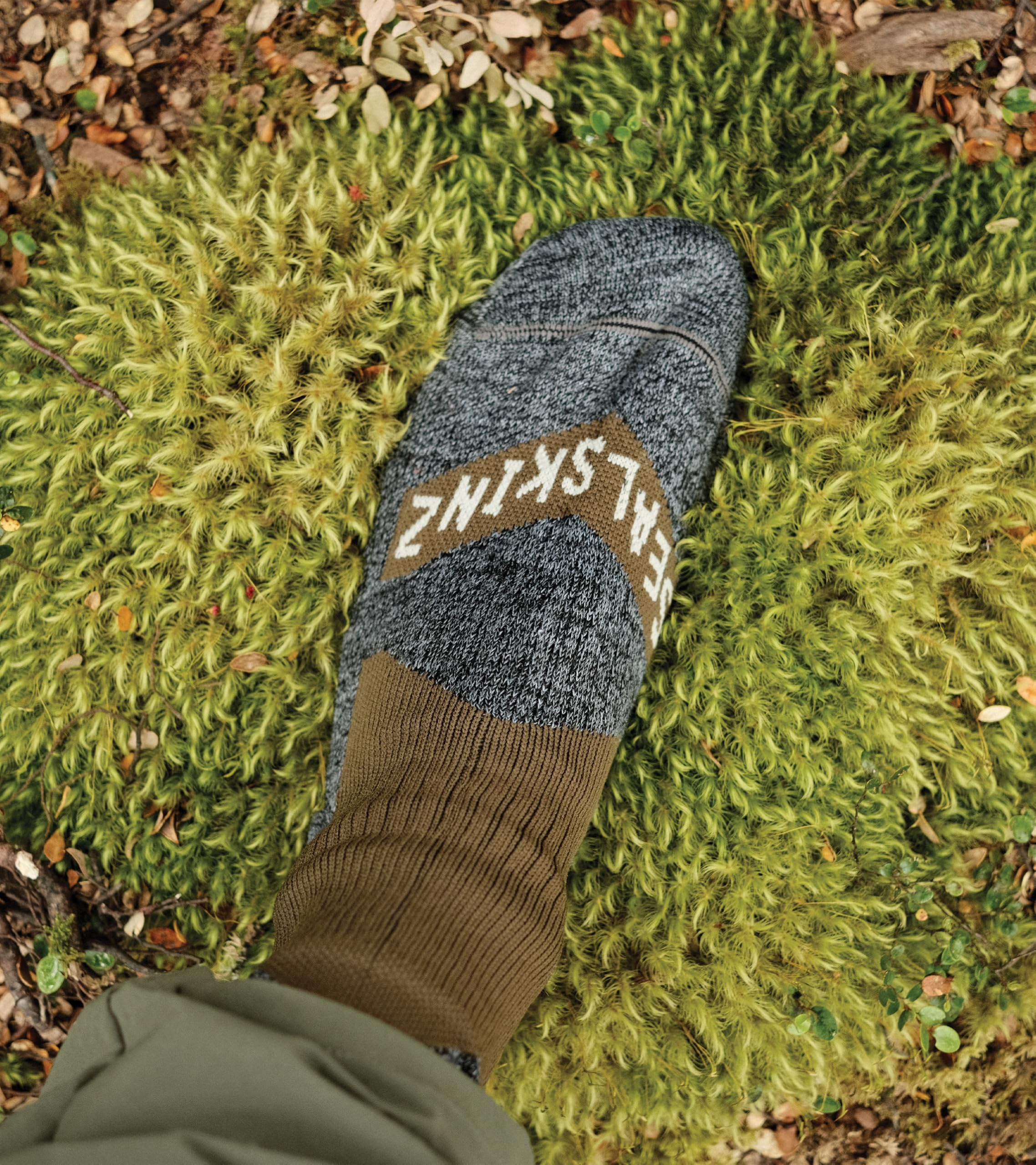 SEALSKINZ Raynham Wodoodporne skarpety średniej długości, uniseks, na każdą pogodę, czarny/szary marmur, rozmiar S