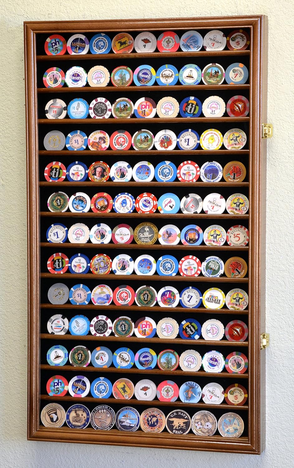 カジノチップディスプレイホルダー 24枚のチップまたはコイン用 | ポーカーチップ用壁掛けディスプレイケース - コレクターギャンブ 117L カジノチップ  コインディスプレイケース キャビネットチップホルダー ウォールラック 98%UVロック可能 ウォールナット 3000W ...