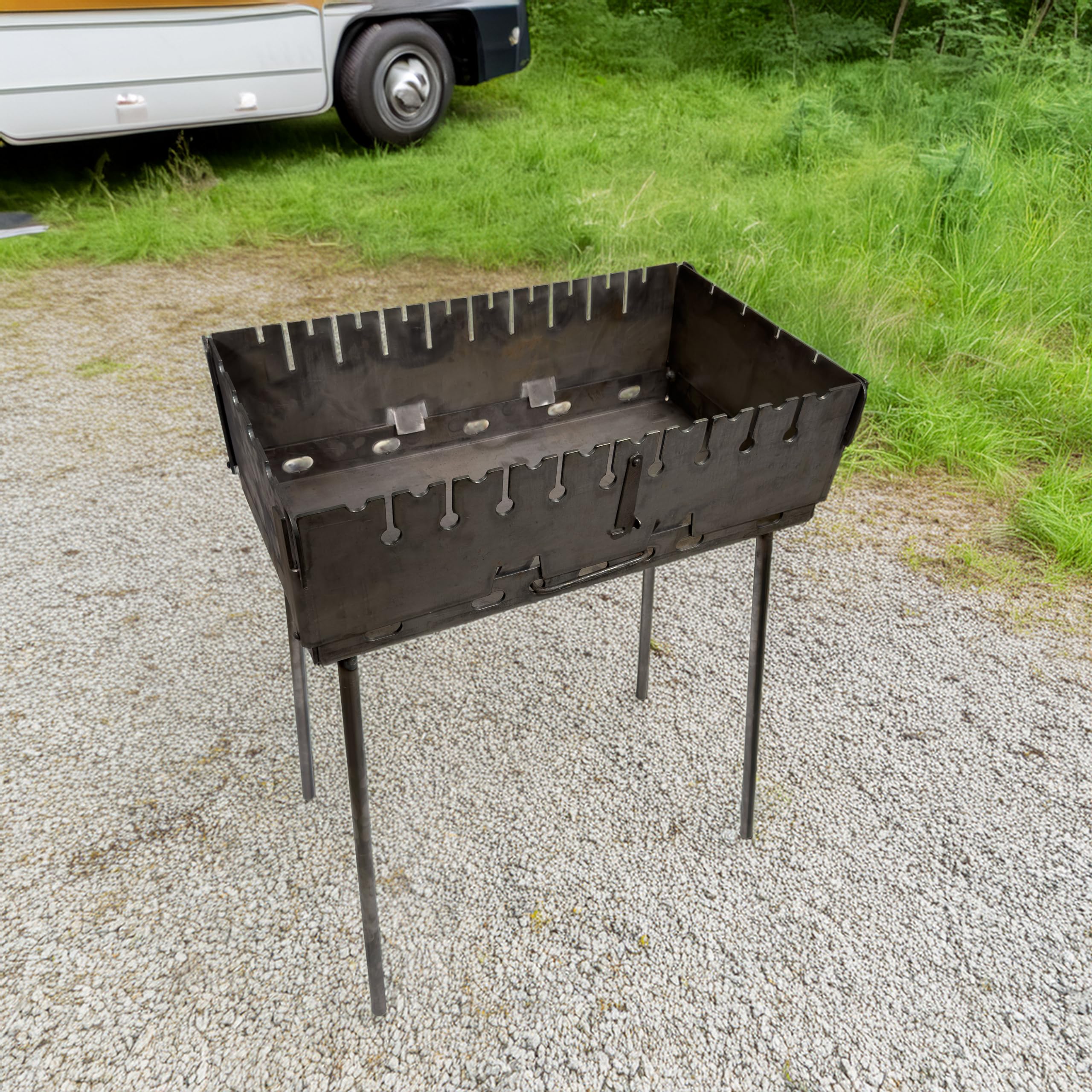 Faltbarer Schaschlikgrill „Verstärkt“ für 10 Spieße – Holzkohlegrill aus 3 mm Stahl, kompakt als Koffer faltbar, stabile Bauweise, ideal für Garten, Camping & Picknick