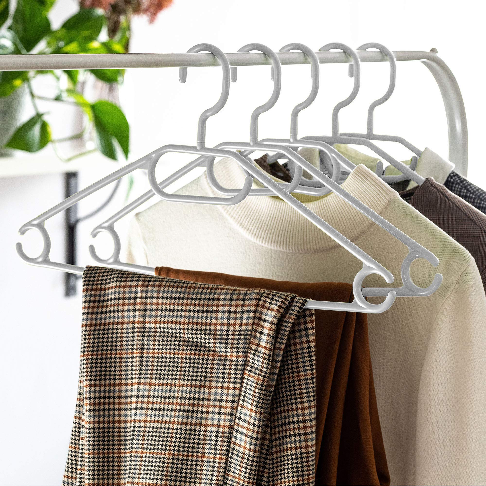 Cintres KADAX en Plastique, 5 pièces, Crochet Rotatif à 360 °, épaules crantées, Barre de Pantalon, Gain de Place, antidérapant, cintres pour Chemises, Pantalons, Jupes, cintres pour Vestes (crème Cintres KADAX en Plastique, 5 pièces, Crochet Rotatif à 360 °, épaules crantées, Barre de Pantalon, Gain de Place, antidérapant, cintres pour Chemises, Pantalons, Jupes, cintres pour Vestes (crème