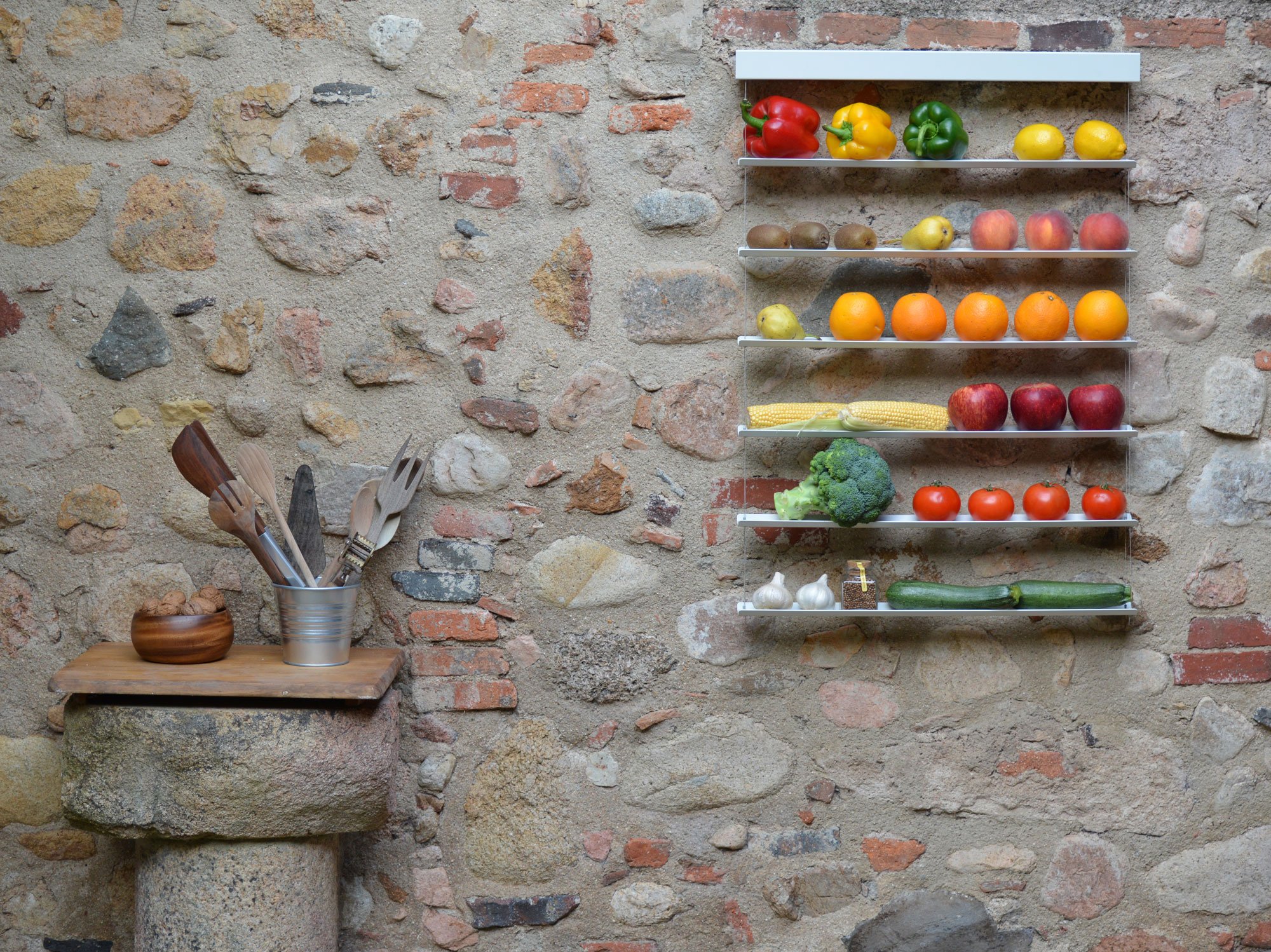 un bol de fruits sur le mur