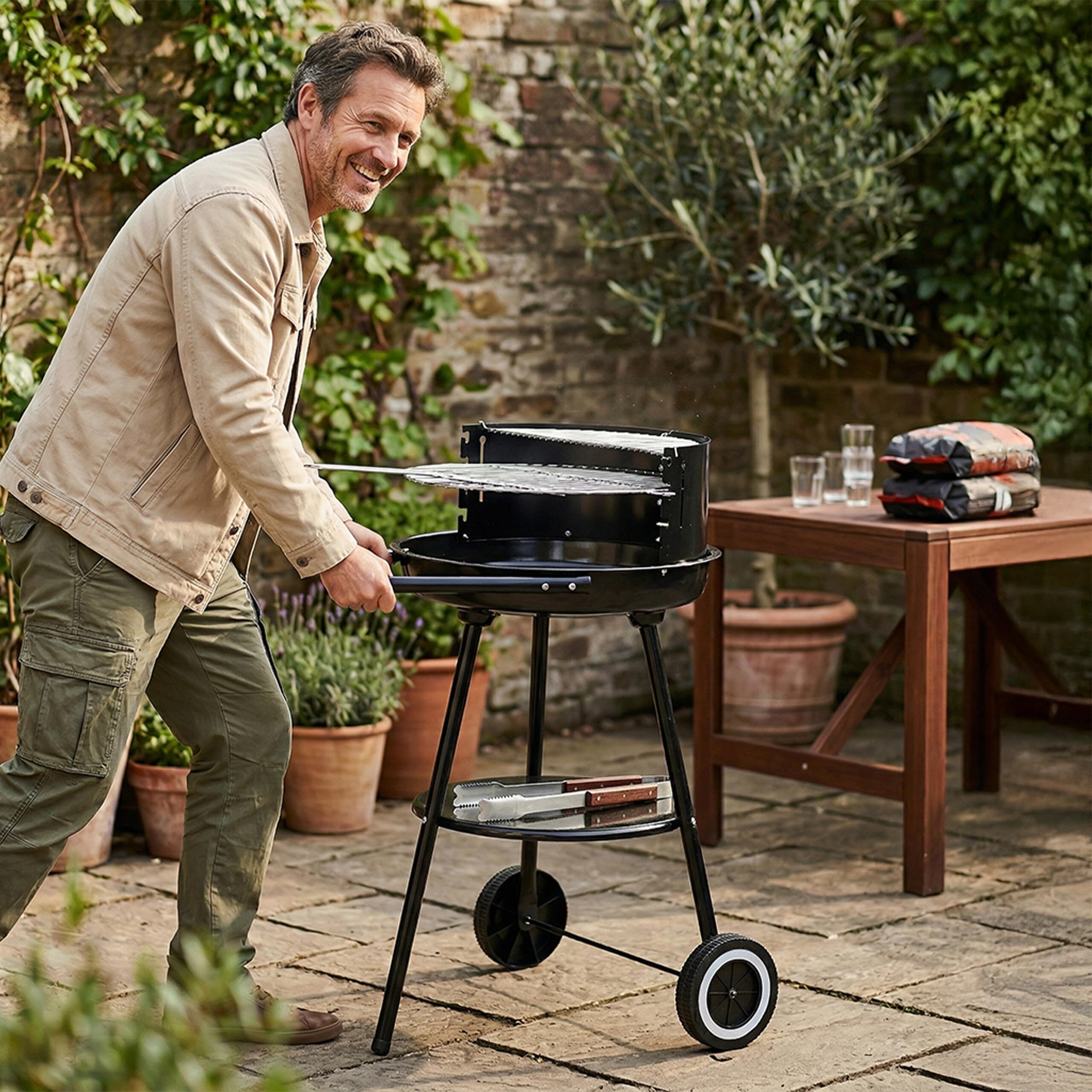 Relaxdays Barbacoa de carbón con Ruedas, Ø 47 cm, jardín, Negra | Paravientos, estante, rejilla calentadora, redonda