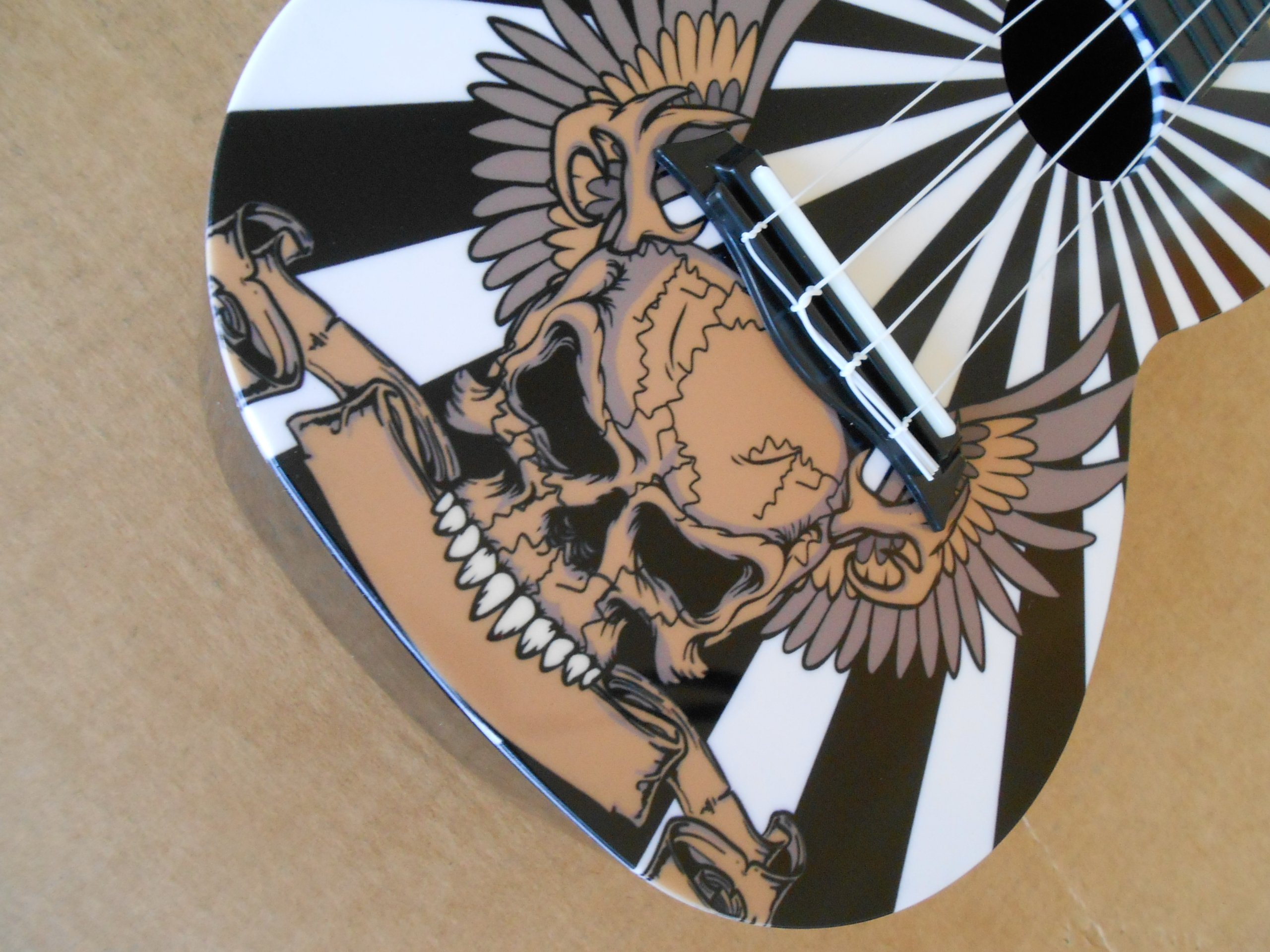 Ukelele de concierto de policarbonato Korala con precisión y cuerdas de Aquila, diseño de calavera de águila