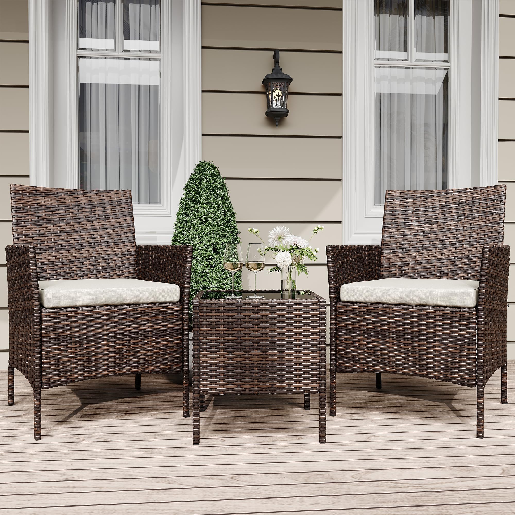 Conjunto de Muebles de Jardín de 3 Piezas, Juego Bistro de Exterior con 2 Sillones de Ratán PE, Mesa de Cristal y Cojines Resistentes a la Intemperie, para Terraza, Balcón, Patio o Jardín, Marrón/Bei