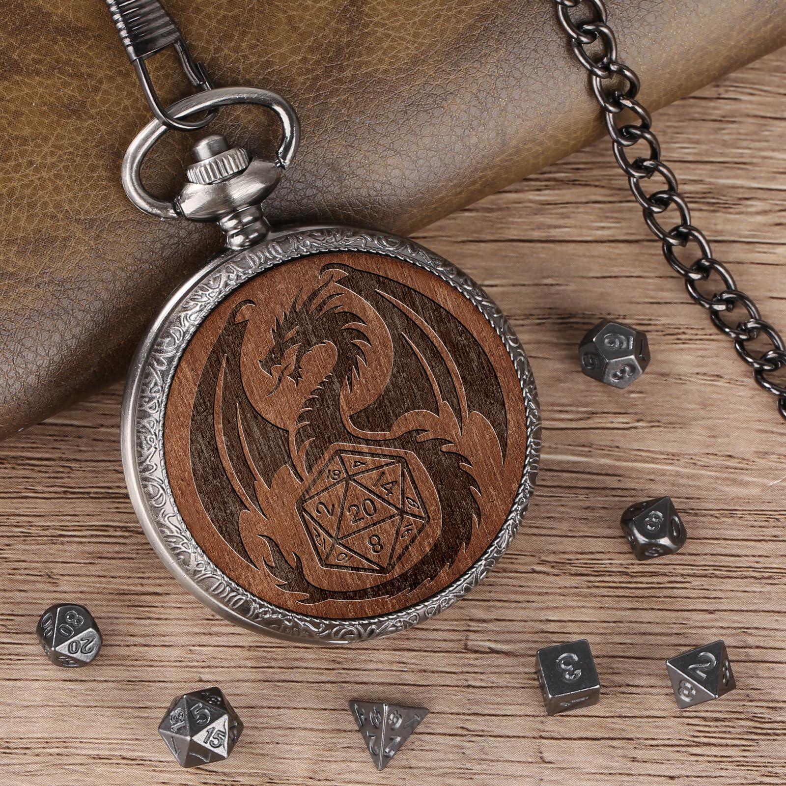 Set di Dadi Mini DND con Custodia per Orologio da Tasca Inciso, 7 pezzi di Dadi Poliedrici D&D in Metallo, Regalo di DND con Scatola Regalo, Accessori per Giochi da Tavolo di Ruolo, Argento Scuro