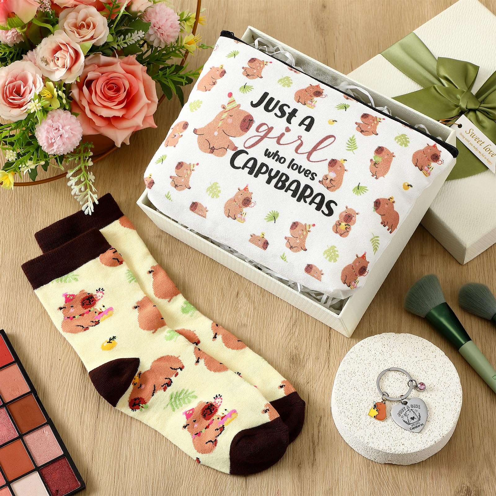 Xuniea Set Regalo Capibara 3 Pezzi - Pochette Trucco, Portachiavi e Calzini con Scritta "Just a Girl Who Loves Capybaras" - Idea Regalo Natale, Compleanno per Amanti degli Animali, Amici, Colleghi