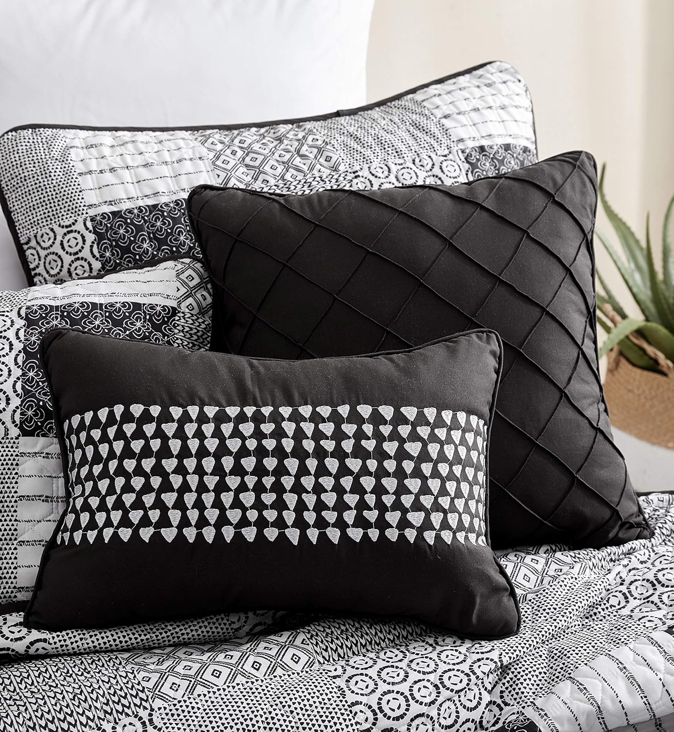 Avondale Manor 5 Piece Evangeline Quilt Set, Queen, Black/White