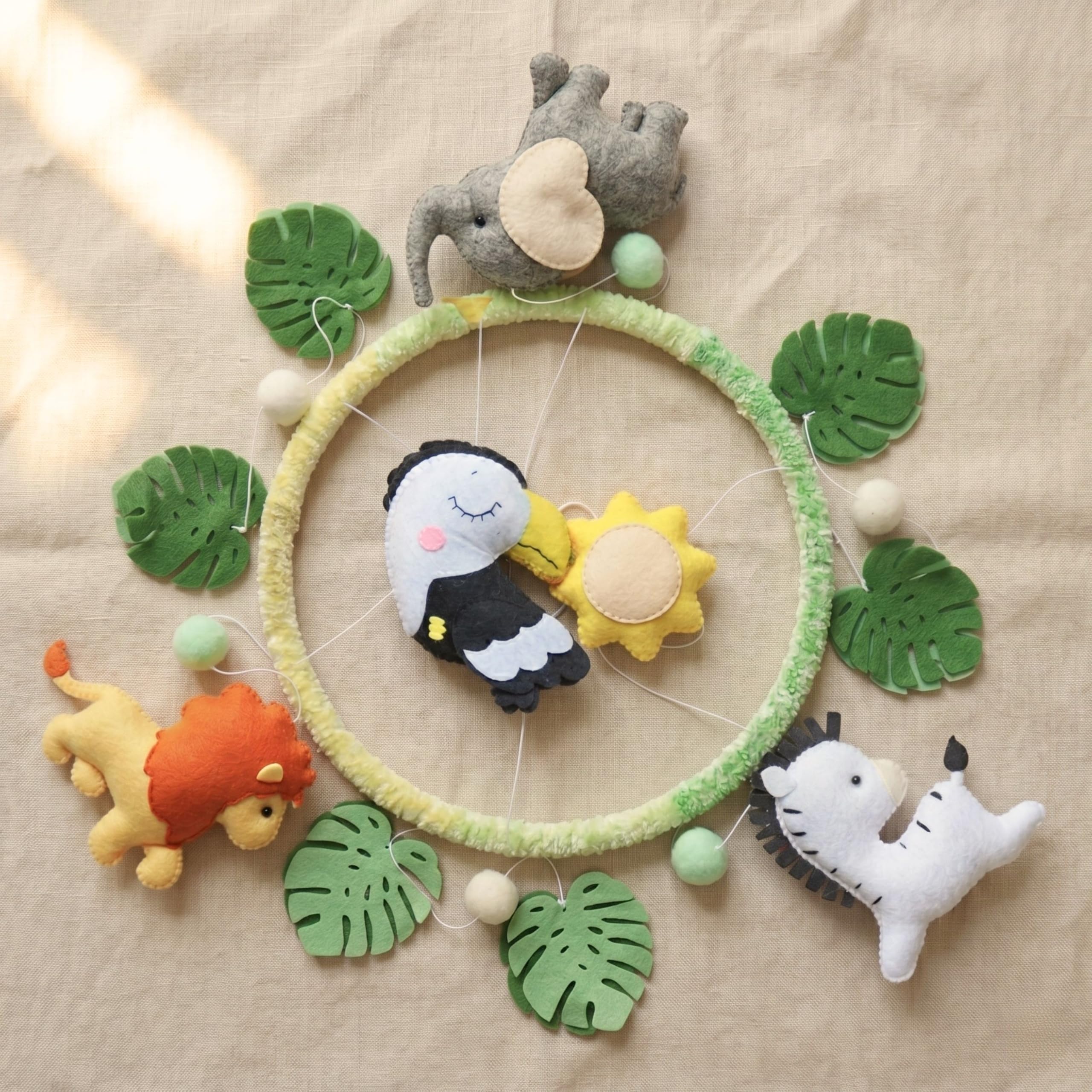 Giostrina per culla con elefante, zebra, leone, tucano, in feltro, fatta a mano, con 12 ninne nanne nella giungla, con 12 ninne nanne, idea regalo decorativa per la cameretta dei bambini