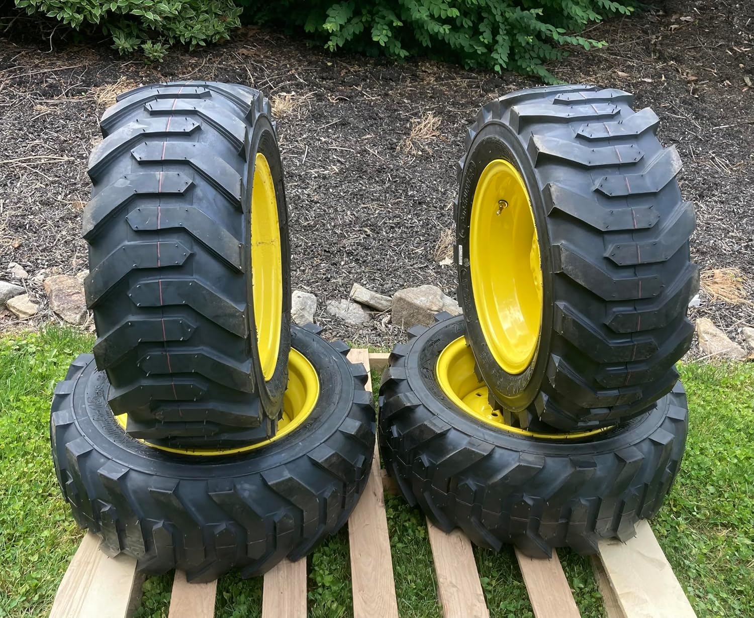 (1) 27X10.50-15 Forerunner SKS-5 Skid Steer Tire on Wheel/Rim (6 lug) for Case, NewHolland, John Deere & more -27-10.50-15 (Right Side Mount)