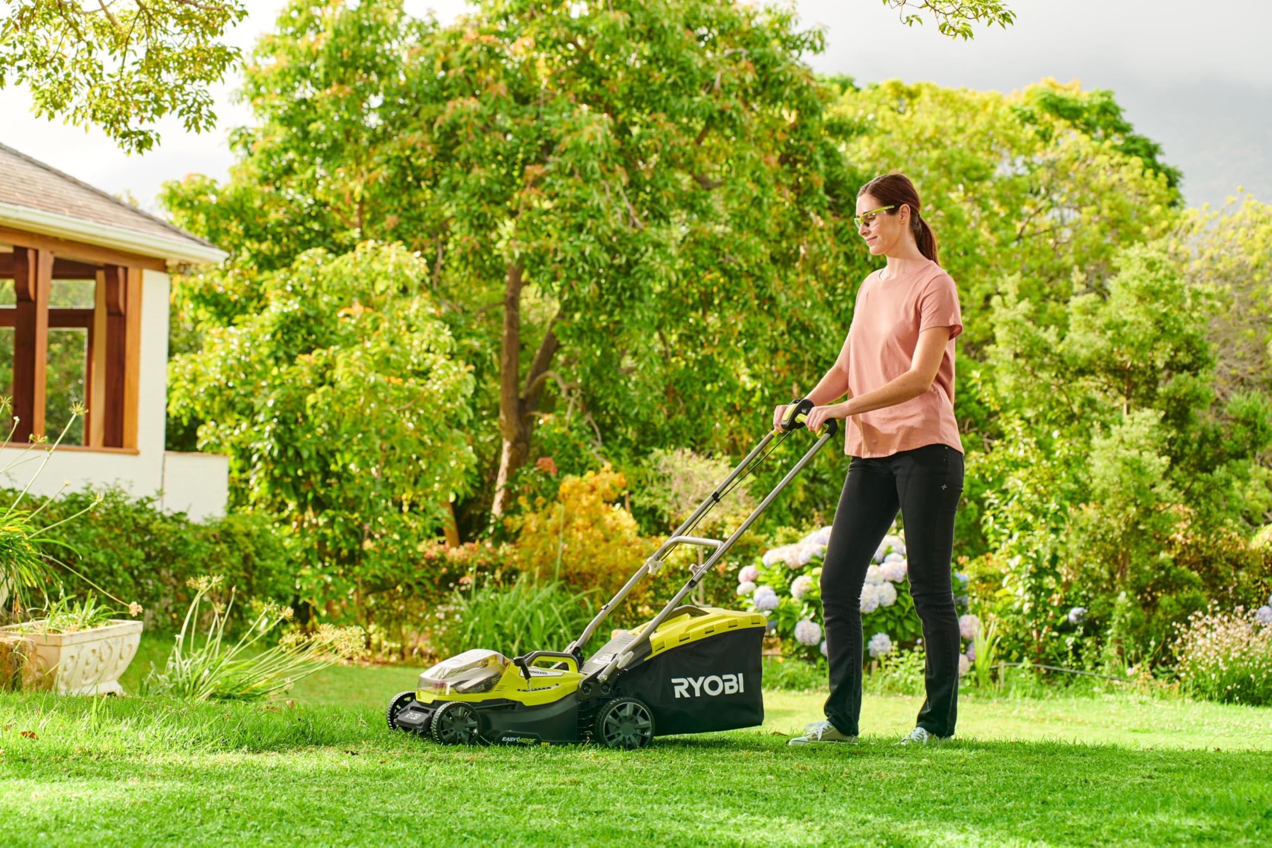 Ryobi RY18LM37A‑140 Tagliaerba Brushless a Batteria 18 V ONE+, Larghezza 37 cm, 6 Livelli Altezza, EasyEdge™, Sacco 45 L, Batteria 4 Ah e Caricabatterie Inclusi
