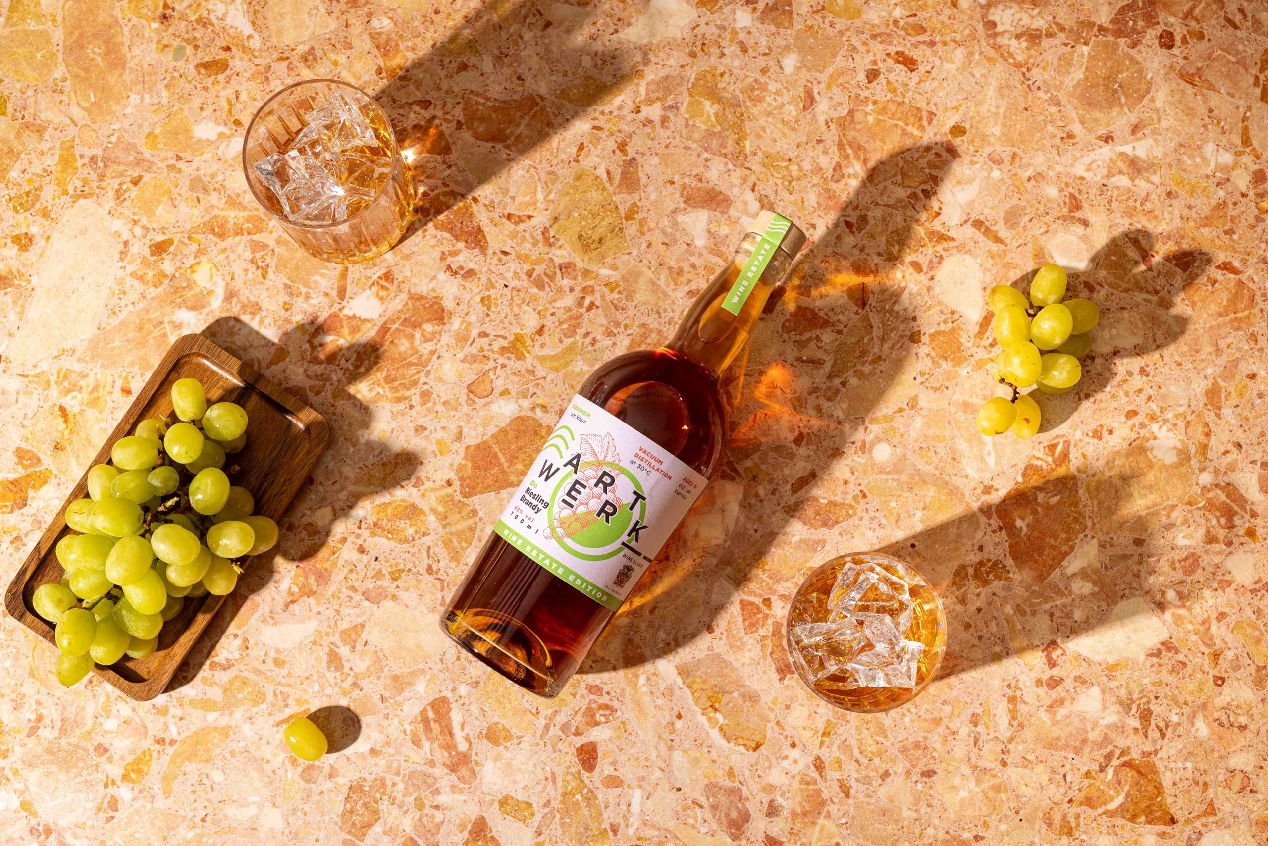 ARTWERK | Riesling Brandy | Reifung in alten Eichenholzfässern | Beste Bio-Traubenqualität | Aromaschonende Vakuumdestillation | 40% vol. | 700ml