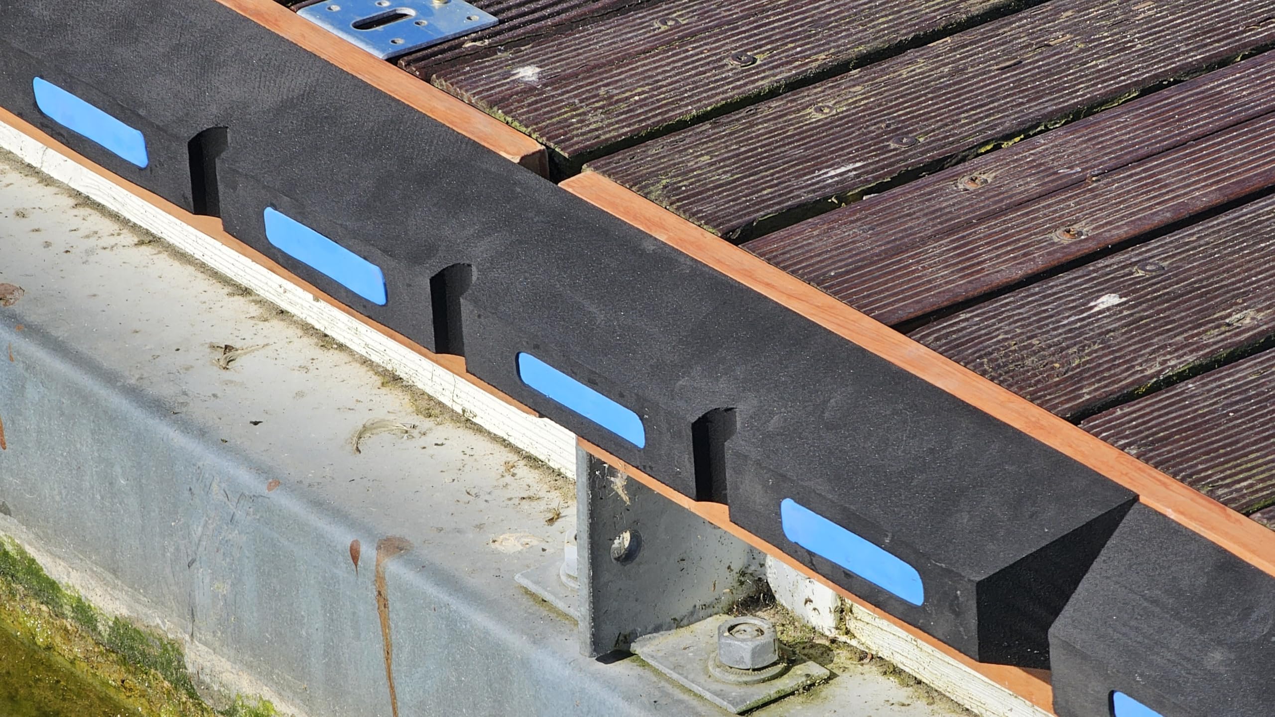 Marina 8, butée de pont d'EVA, battant pour la plate-forme d'EVA
