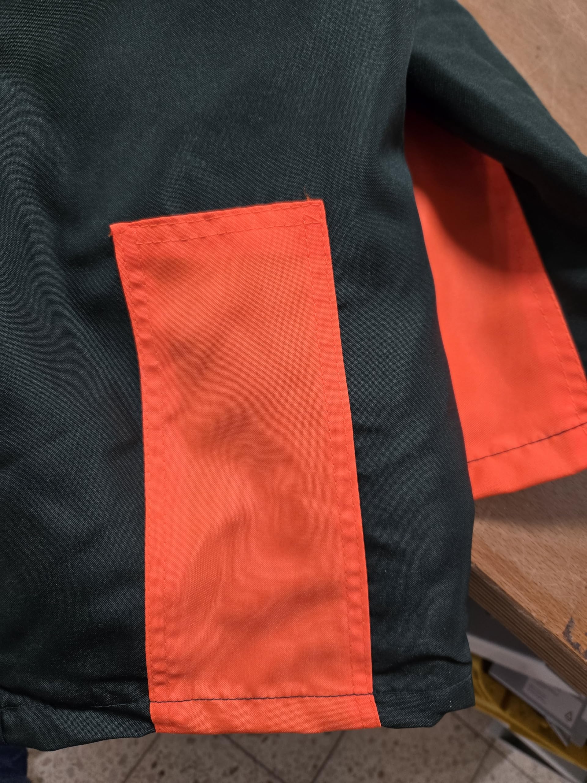 SWS Forst Schnittschutz-Latzhose (Größe 46-60) – Schutzklasse 1 Form A – Verstellbare Hosenträger – Schnittschutzhose mit Warnkeilen – 100 % Polyester – grün/Leuchtorange