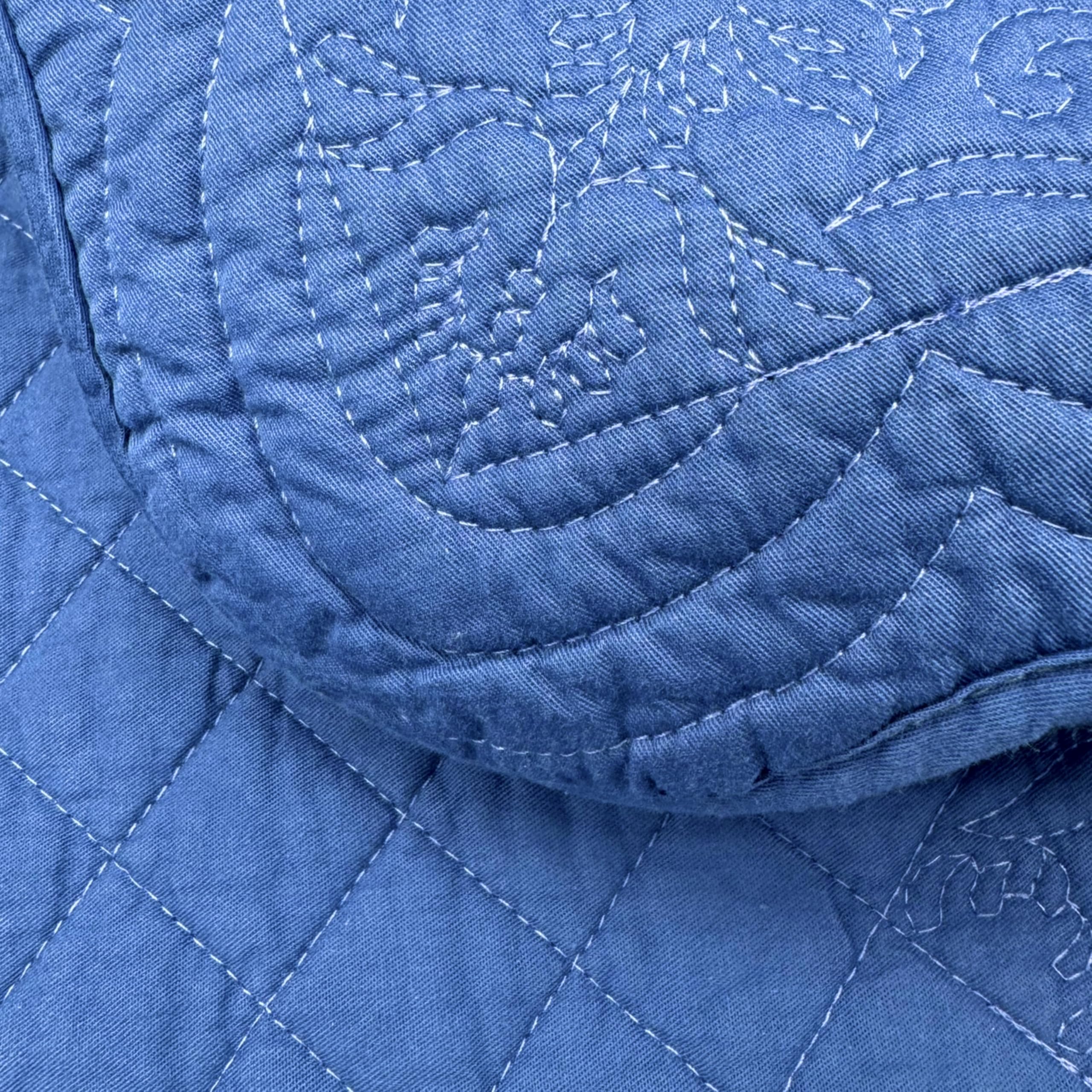 Gesteppte Baumwoll-Tischsets mit passenden weißen Baumwollservietten – Set mit 4 Tischsets und 4 Stoffservietten – solides weißes Tischwäsche-Set für Alltag und Urlaub (4, blau)