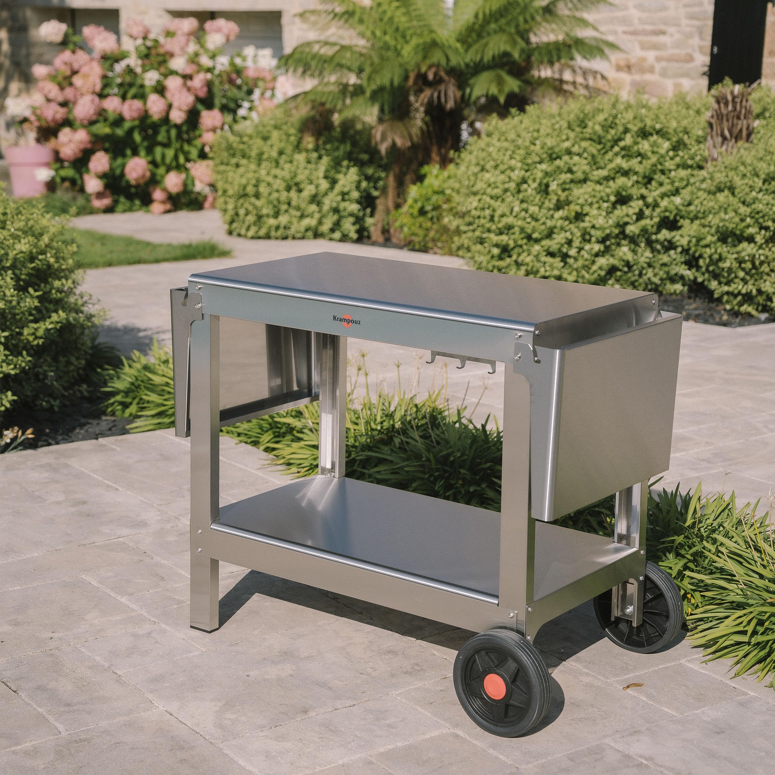 KRAMPOUZ Outdoor-Wagen Plein AIR für Planchas oder Grillgeräte - Servierwagen aus Edelstahl - 2 große Ebenen - 2 große Räder - 2 herunterklappbare Seitenteile mit Haken von Utensilien
