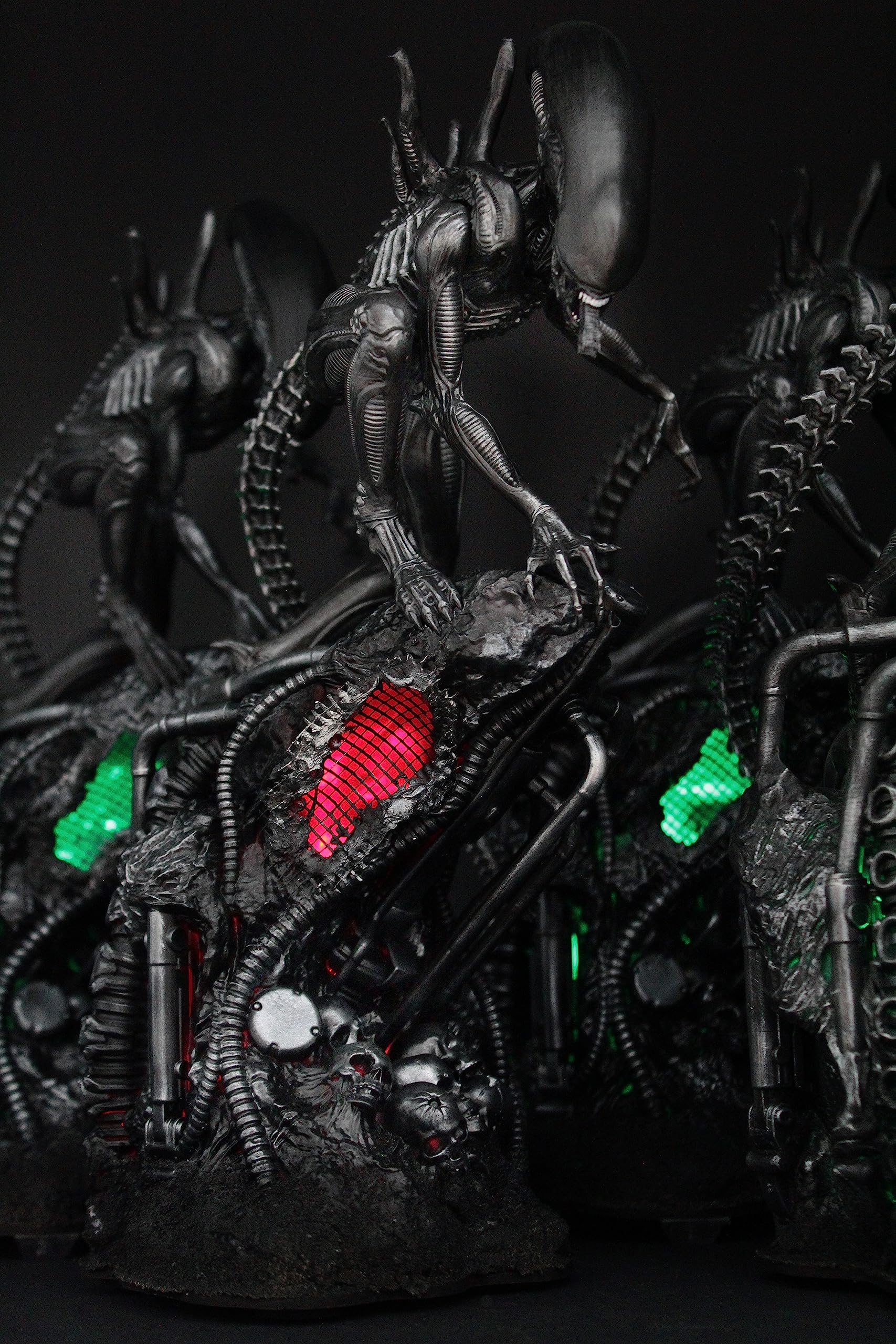 Generico Alien Xenomorph Figure - statua Alien da 35cm con LED, diorama alieno da collezione, incredibile dettaglio, esclusiva Made in Italy