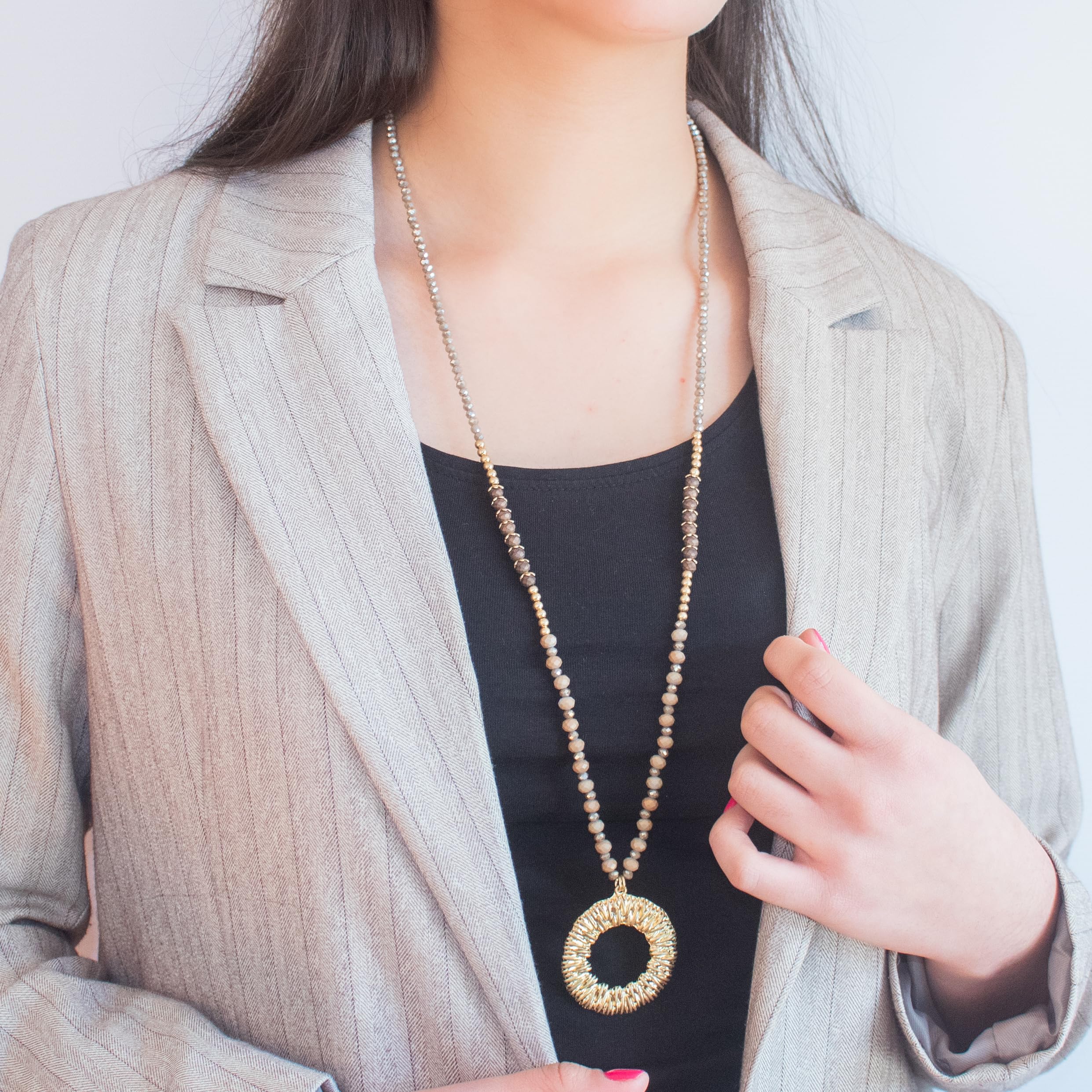 AMICHI- Collar Mujer Dorado Largo – Colgante Redondo Hueco Tipo Donut Texturizado con Piedras de Cristal Marrón y Gris – Elegante Handmade – Collar Mujer Original