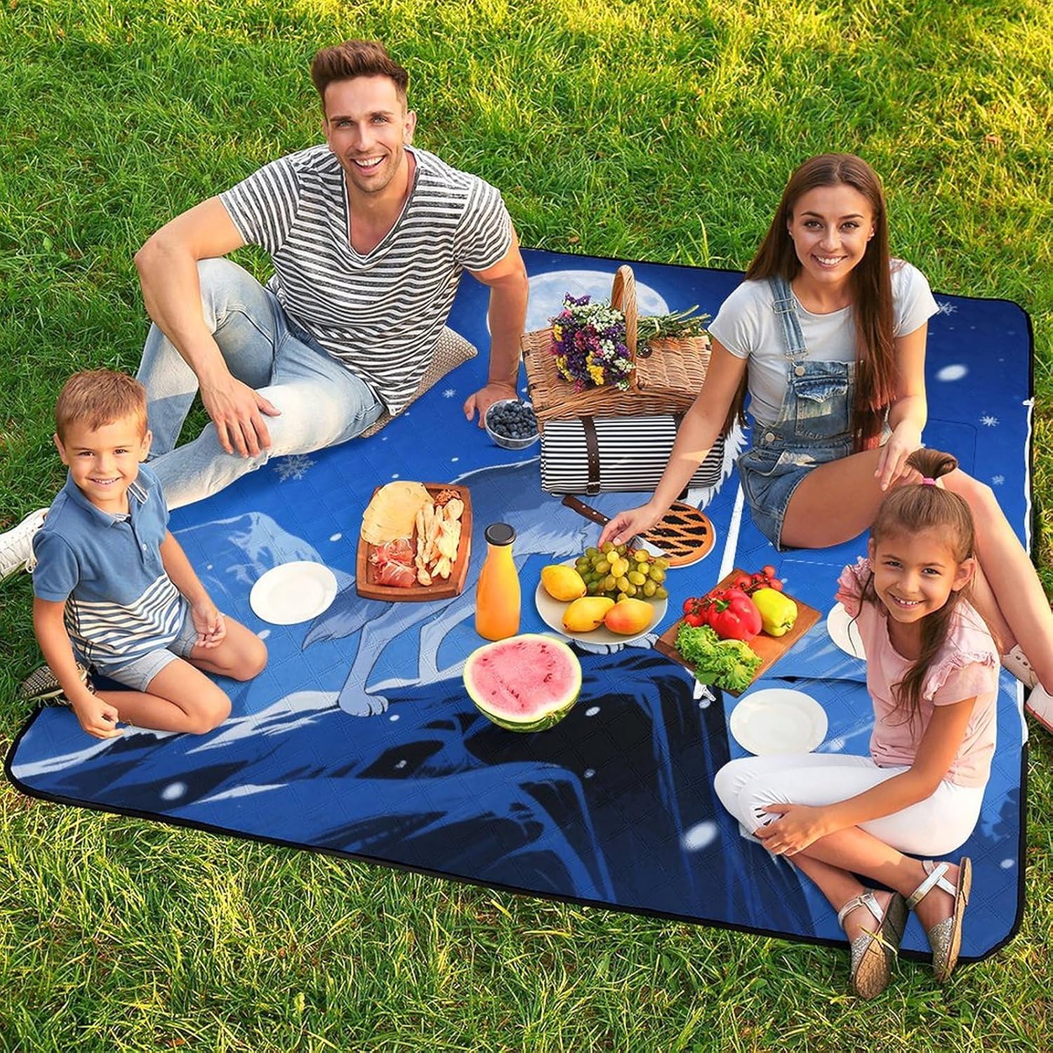 Wolf Picnic Blanket 150x150cm, Foldable 2-in-1 Picnic Mat and Tote Bag Portable Waterproof Beach Mat Sandproof Outdoor Blanket for Park, Hiking, Beach, Camping, Travel