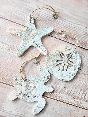 Vista 2 de Ornament Destin, FL Sea Turtle Map Ornament 4” Wood Hanging Map Ornament with Artwork & Charm Perfect for Wine Bottles, Gift Bags, or Christmas