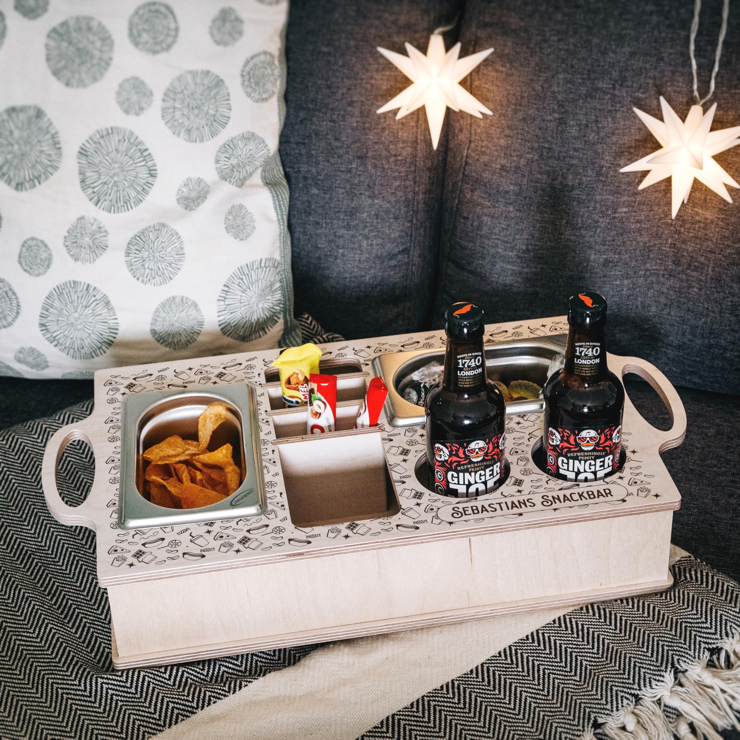 Couchbar, Papa Geschenk, Geburtstagsgeschenk Vater, Geschenke für Männer, Couchbutler zum Chillen, Sofatablett als Ersatz für Couchtisch (Doodles)