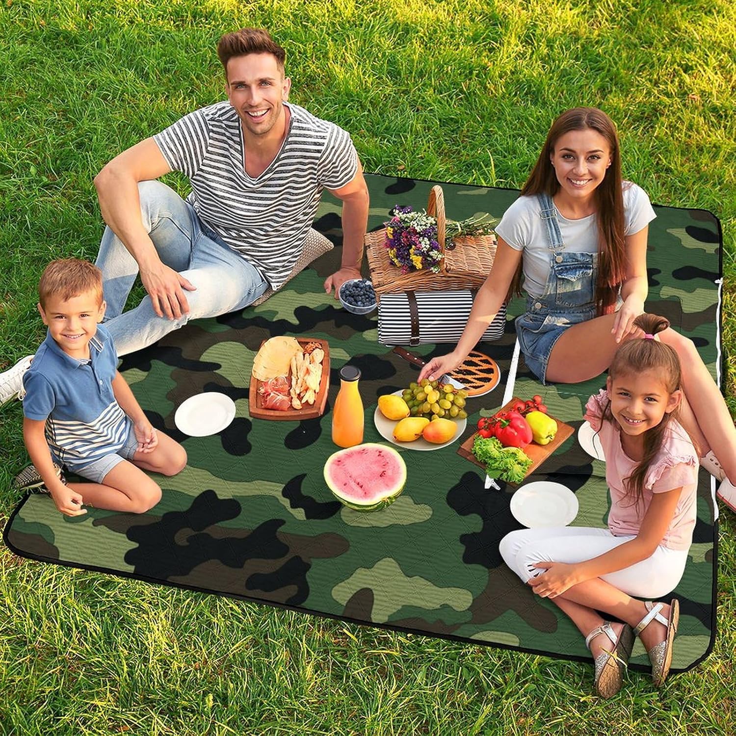 Green Military Camo Picnic Blanket with Zipper Water Resistant Sand Free Picnic Mat Washable Foldable Easy Carry Beach Blanket for Lawn Beach Hiking Camping