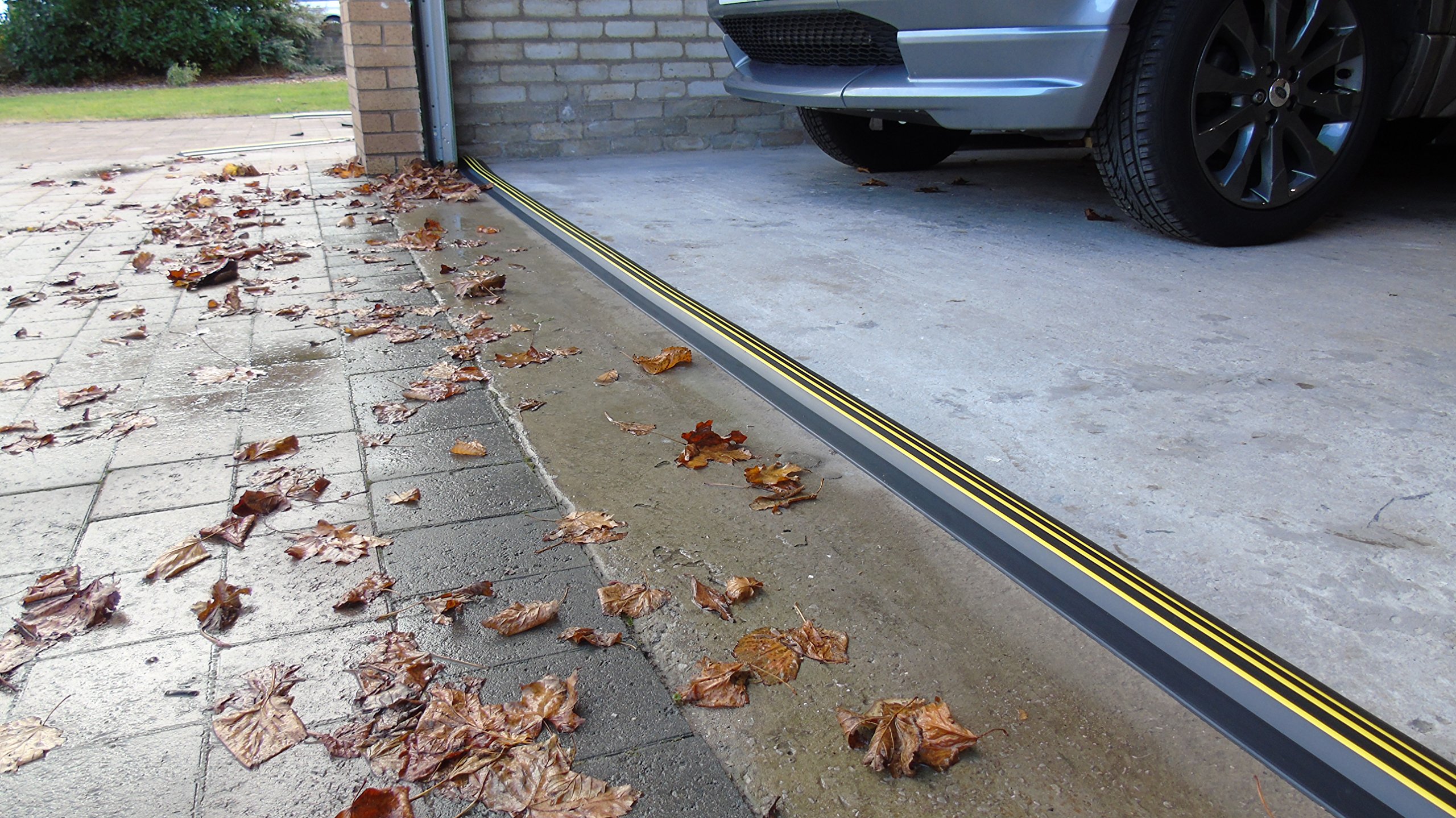 Kit de joint de seuil de porte de garage de 2,5 cm de haut, longueur de 4,34 m | PVC souple | Le kit complet comprend 2 adhésifs | GaraDry