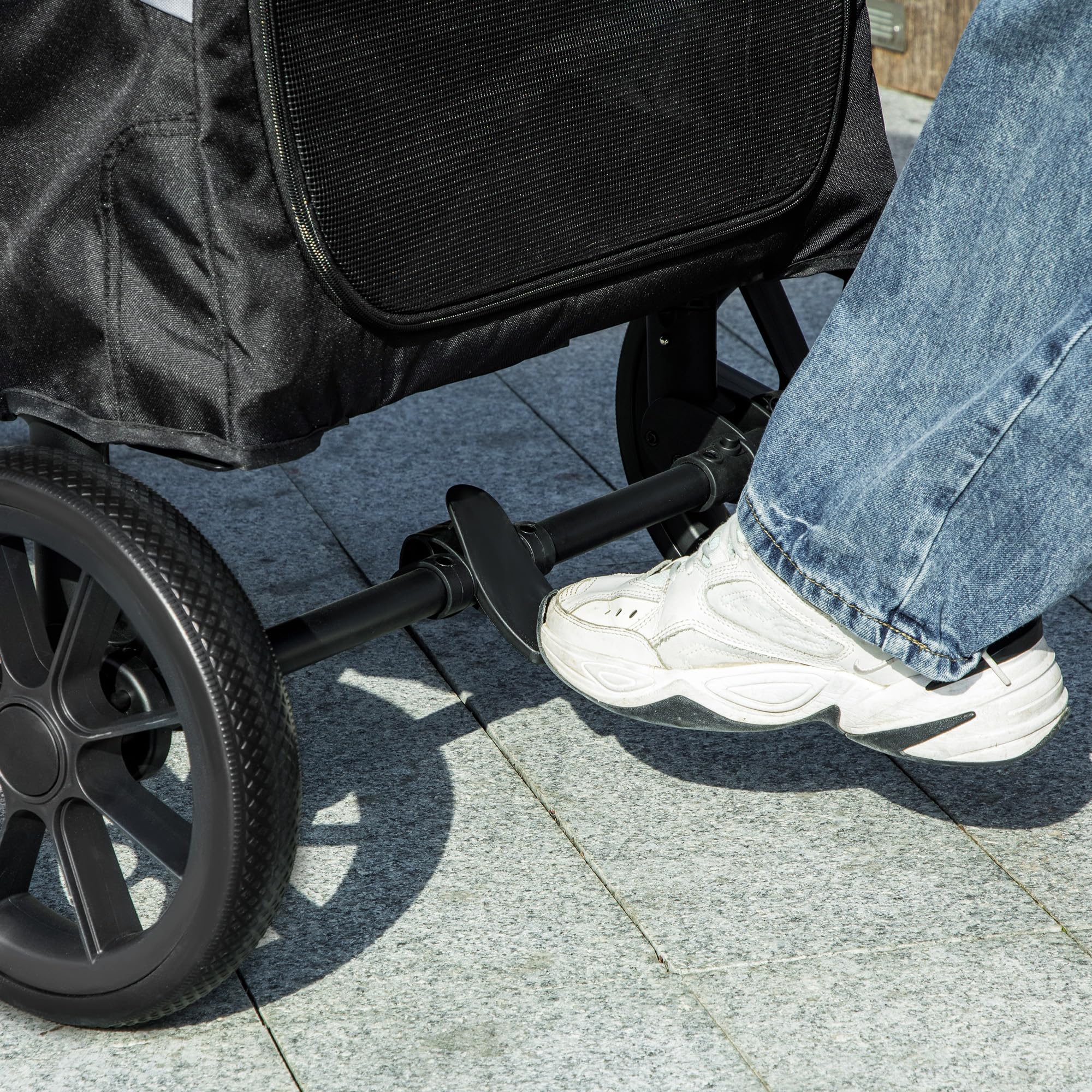 PawHut Carrito para Perros Plegable, Cochecito para Perros Grandes hasta 25 kg con Ruedas Grandes, Correas de Seguridad, Amortiguador, Cojín Lavable, Marco de Acero, Freno, 124x67x100 cm, Gris