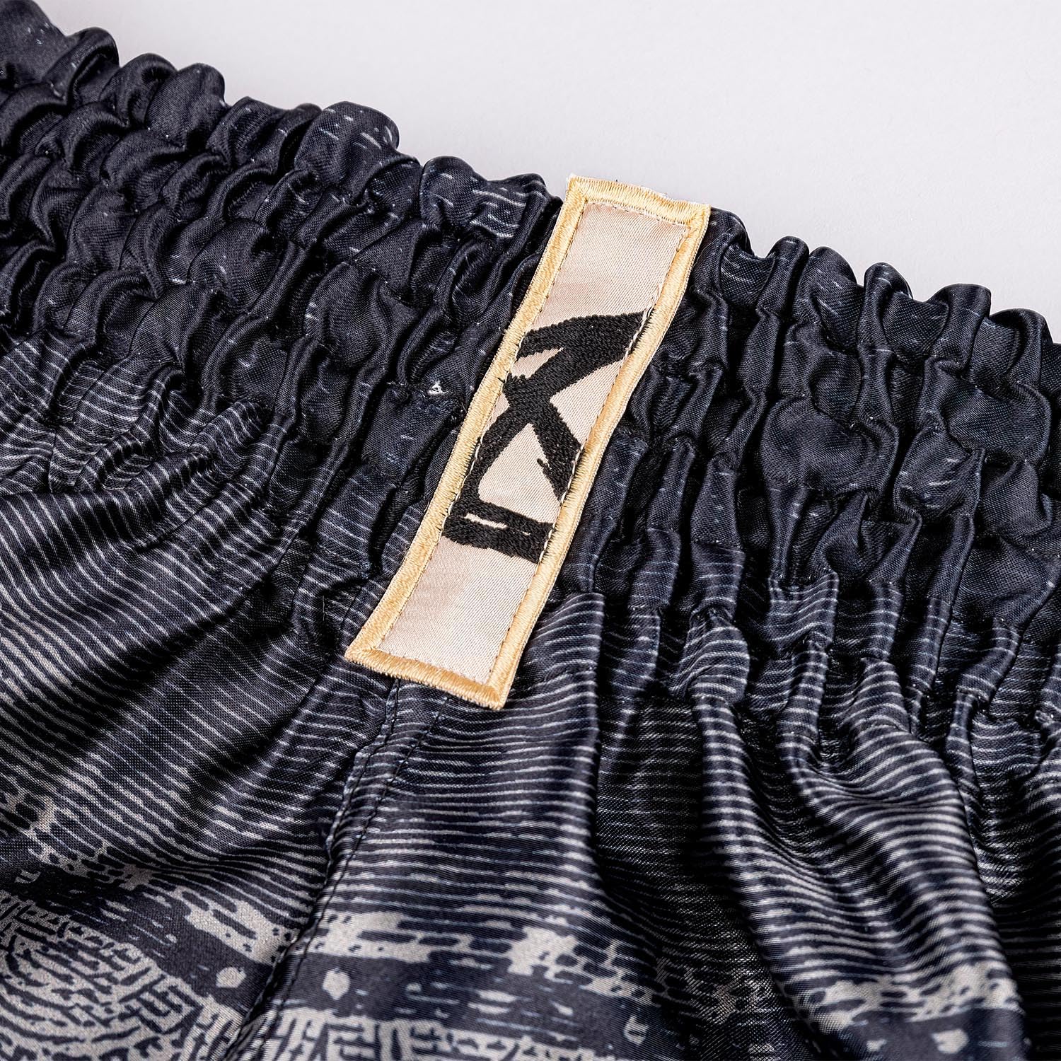 8 WEAPONS Muay Thai Shorts Hanuman, Schwarz-Gold, Kickboxhose für Training & Wettkampf, Thaibox Shorts Satin, Atmungsaktiv, Langlebig, Kampfsporthose für MMA, K1, Boxen, Thai Boxen