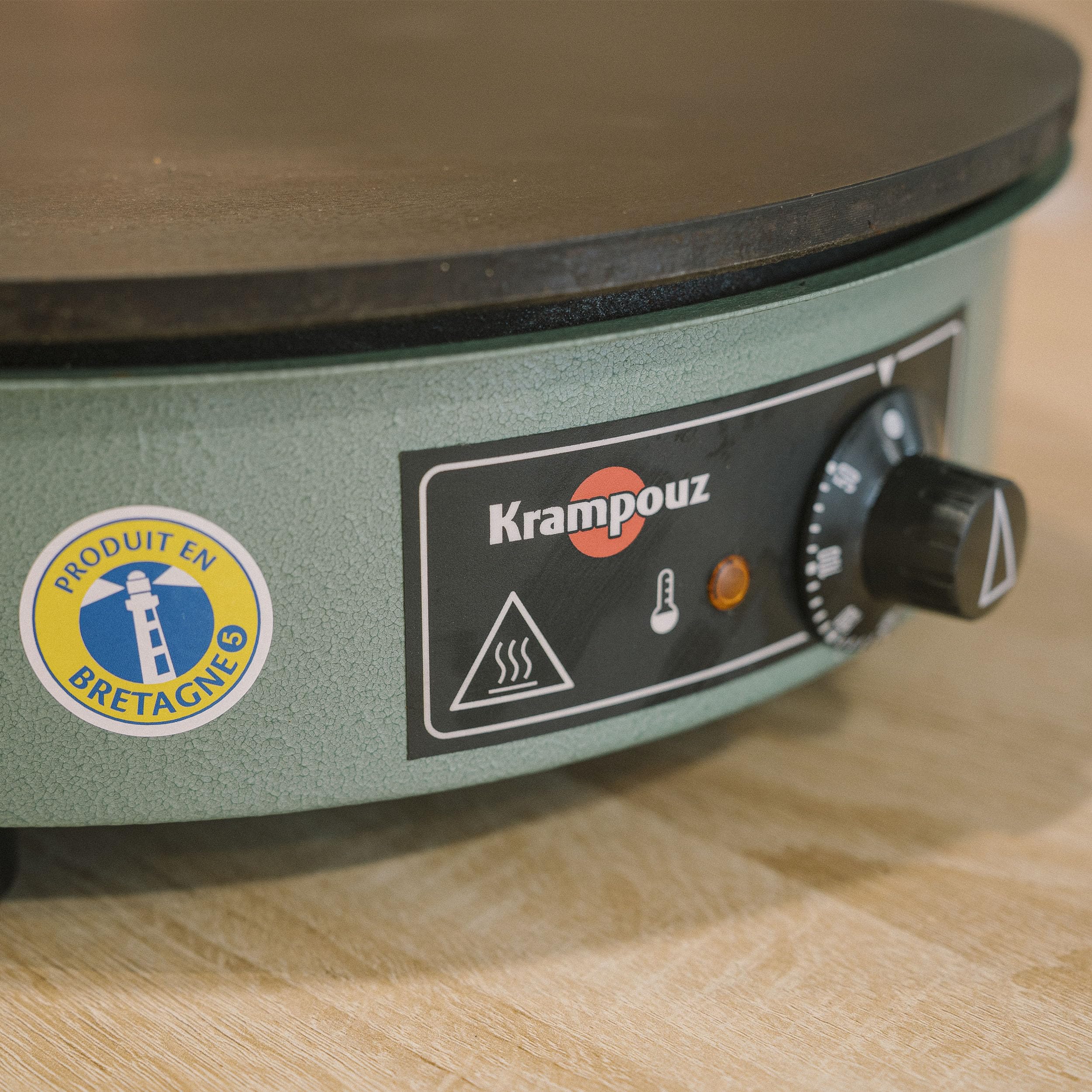 KRAMPOUZ Crêpière Électrique BILLIG - Plaque en Fonte Usinée Diamètre 35 cm - 220-240 Volts et 2500 Watts - Véritable Crêpière Traditionnelle Bretonne Familiale - Fabriquée en France - Réf CEBPA3AO-KR