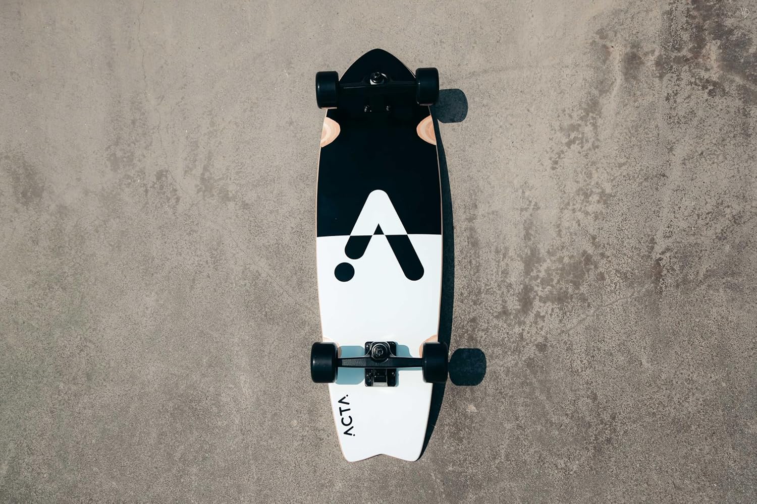ACTA Surfskate Upside Down 32" – Black & White - 7-ply Maple surfskate Board - Ideal for Beginners and Intermediate Riders - for pumptrack, Cruising, and Urban Carving
