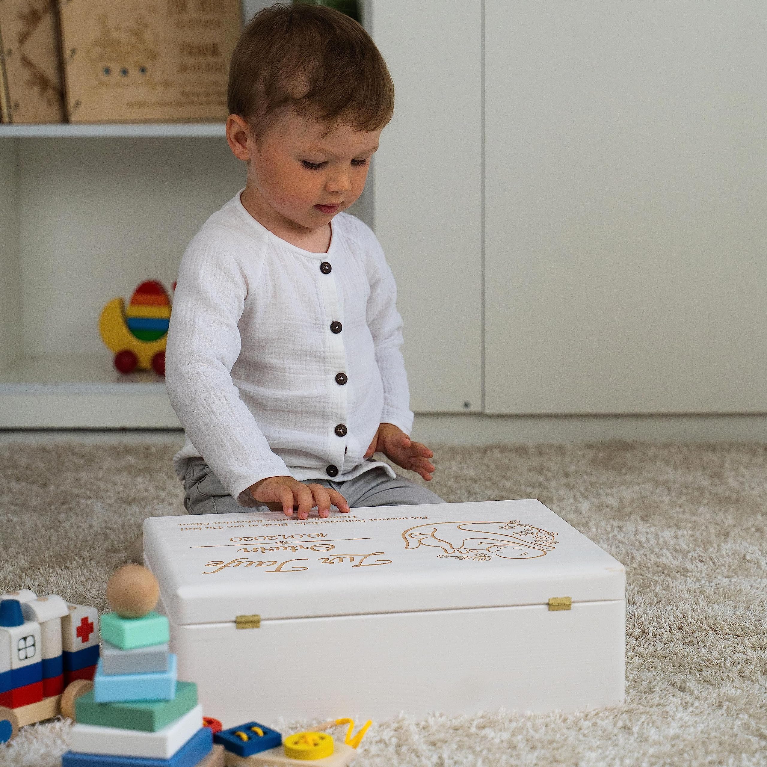 LAUBLUST Holzkiste mit Gravur - Personalisiert mit Name | Datum | WIDMUNG - Weiß Größe L - Blumenbaby Motiv - Geschenkkiste zur Taufe, FSC®