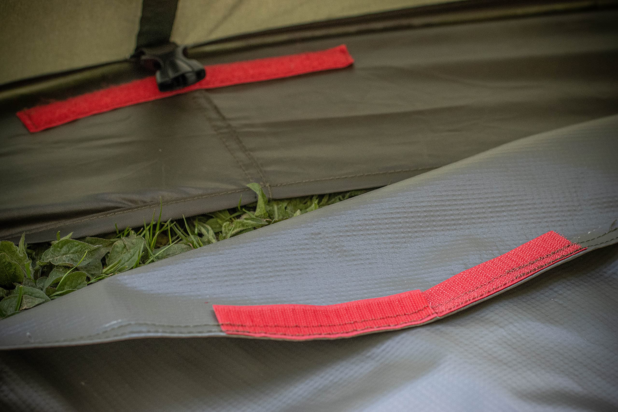 Solar Tackle Undercover - Refugio Exterior Bivvy para 2 Personas, Resistente al Agua, Malla mosquitera, Flujo de Aire, Paneles Traseros enrollados, Incluye Bolsillos Interiores, Lona Resistente para