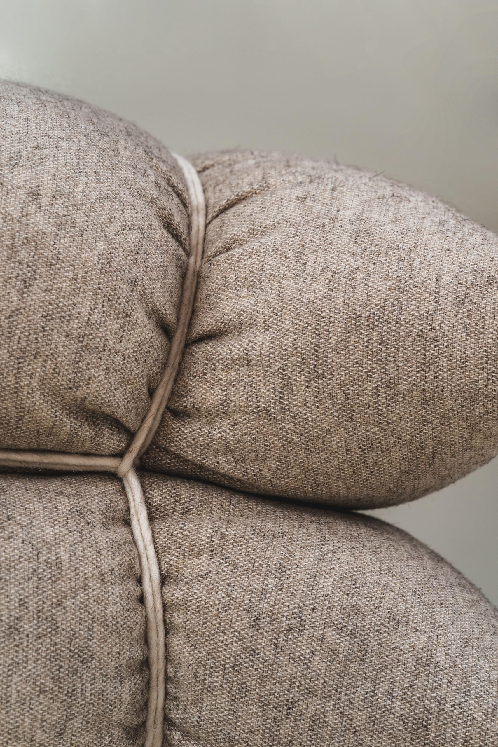 Asiento Bala by, 100% Lana Guirra de Valencia, Edición Limitada, Madrid Design Festival, Inés Sistiaga, Puf de Diseño, Asiento Acolchado, 80 x 65 x 45 cm, Color Beige/Natural