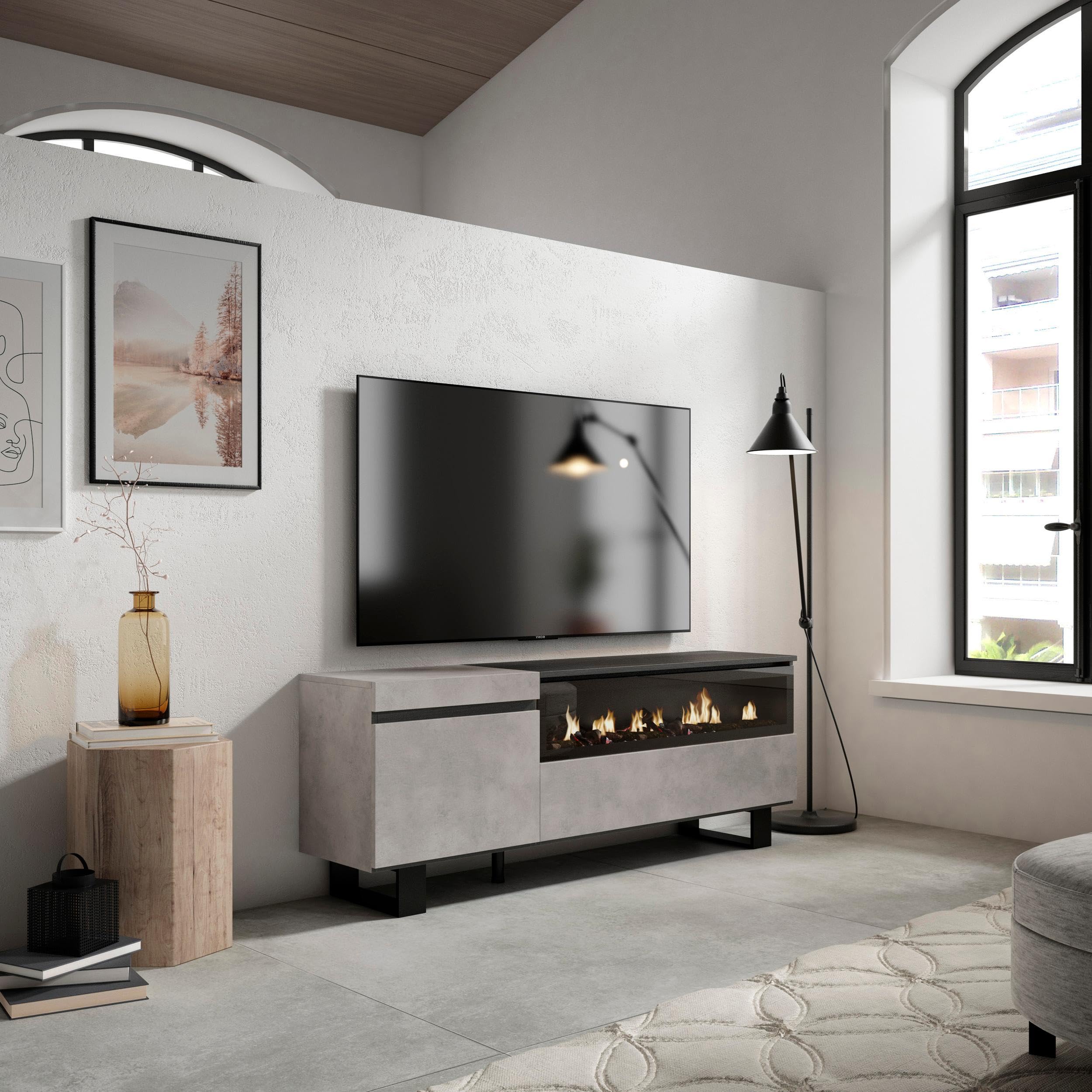 Skraut Home | Mobile TV Soggiorno | Ampio spazio a disposizione | 150x57x35cm | Per TV fino a 65" | Camino elettrico | Design industriale | Stile moderno | Cemento