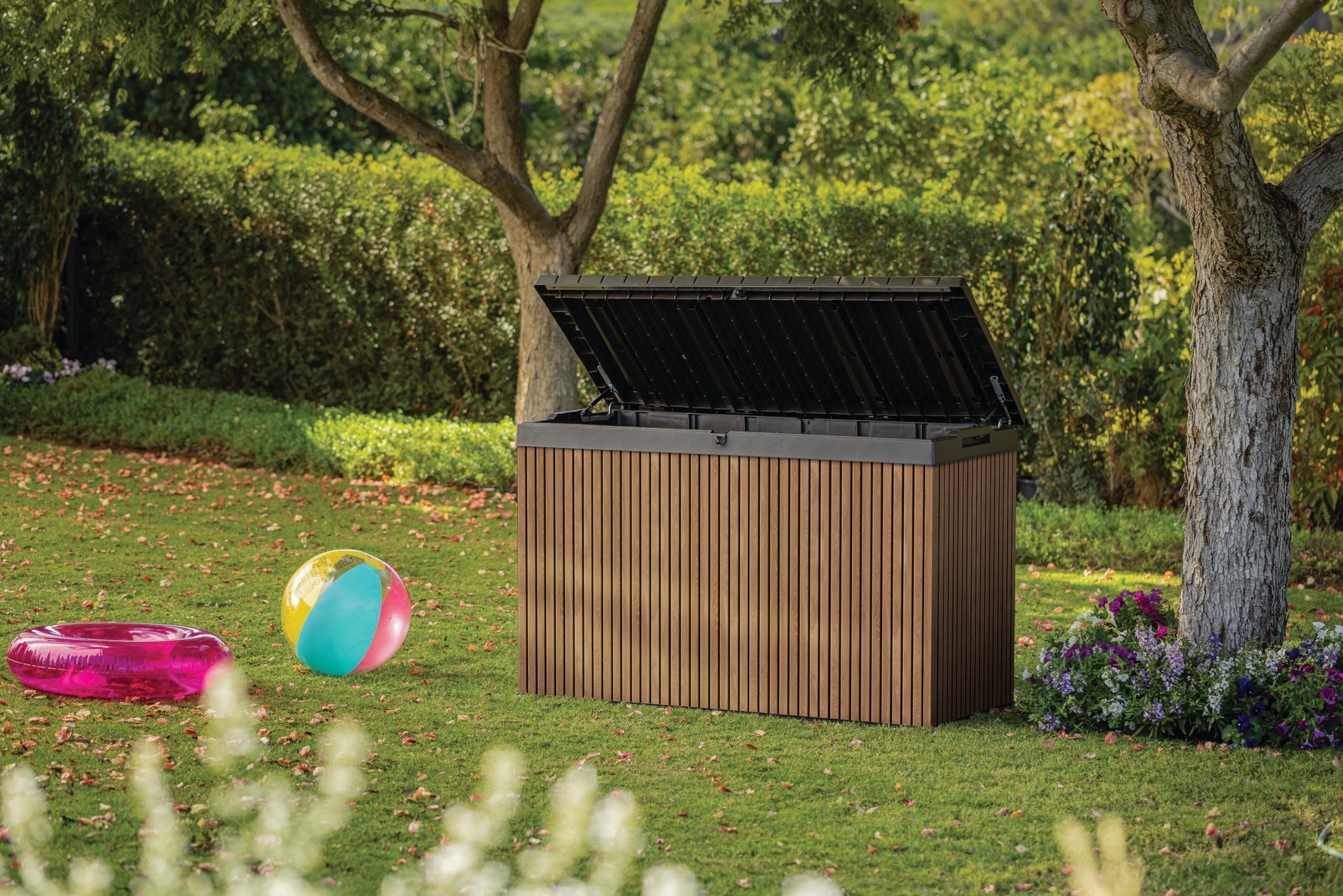 Keter Auflagenbox/Kissenbox 662 Liter l 100% Wasserdicht l mit Belüftung dadurch kein übler Geruch/Schimmel l Moderne Holzdielenoptik l Deckel belastbar bis 300 KG (2 Personen)