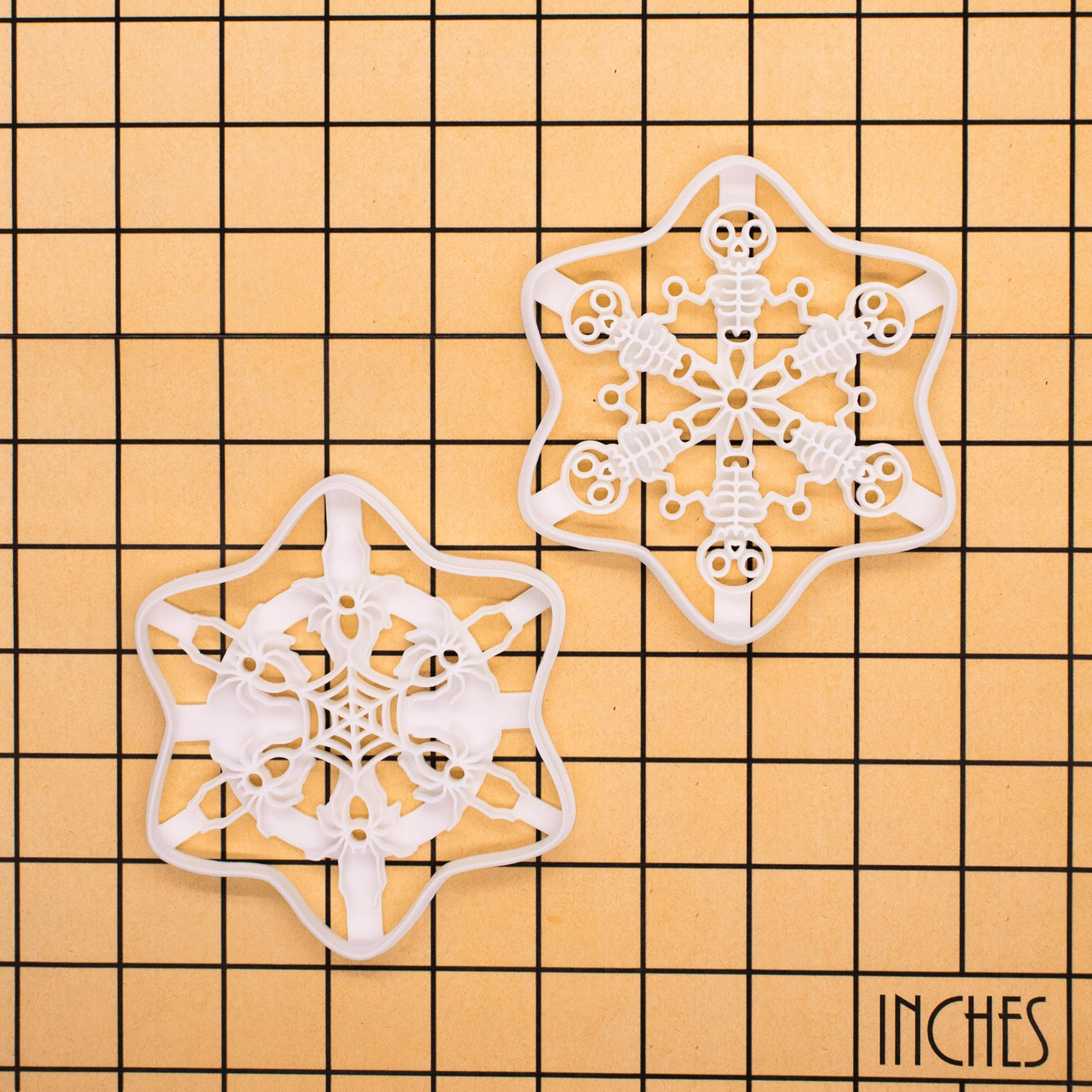 BAKERLOGY Lot de 2 Emporte-pièces Flocons Gothiques – Embosseurs Fondant Toile d’Araignée et Squelette Dansant pour Biscuits de Noël Effrayants et Fêtes Alternatives