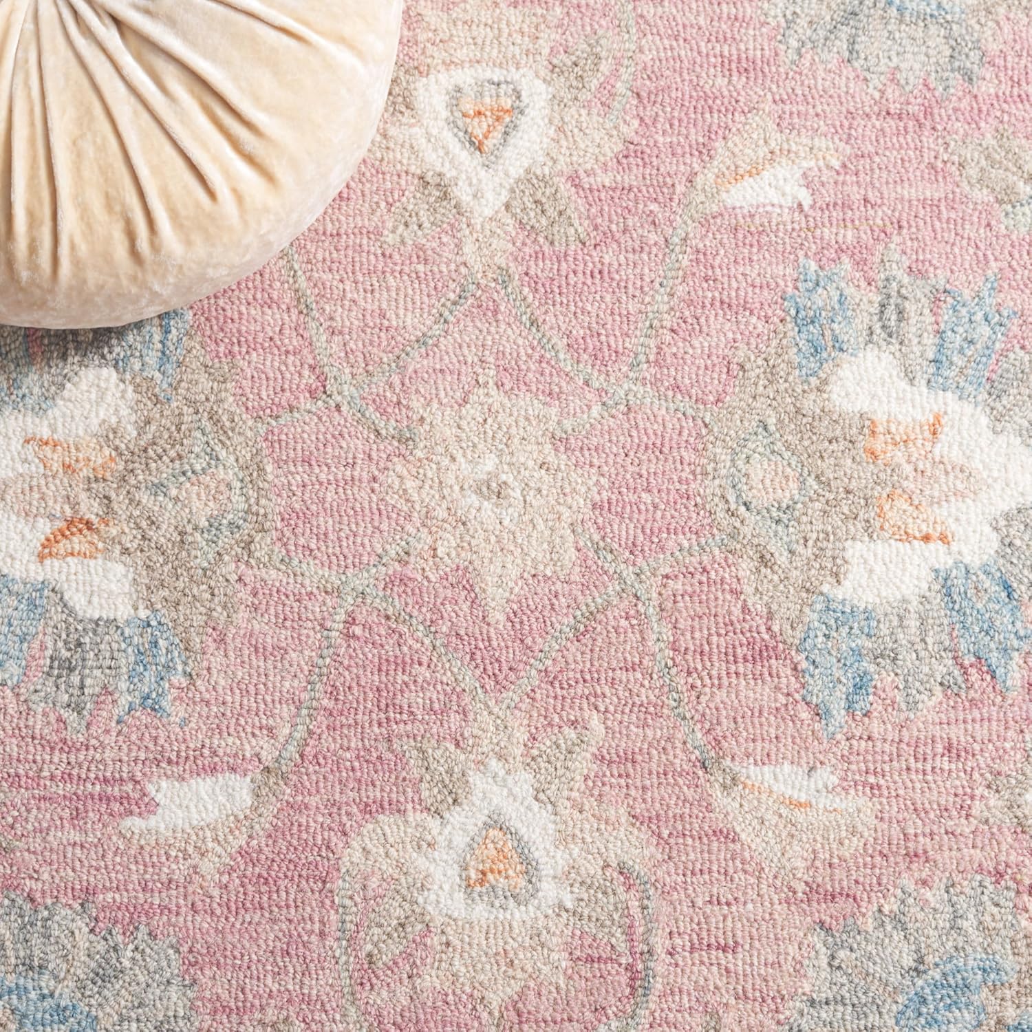 SAFAVIEH Area Rug 4x6 - Heritage Collection - Pink & Ivory, Handmade Wool, Ideal for Living Room, Bedroom, Dining Space (HG125U)