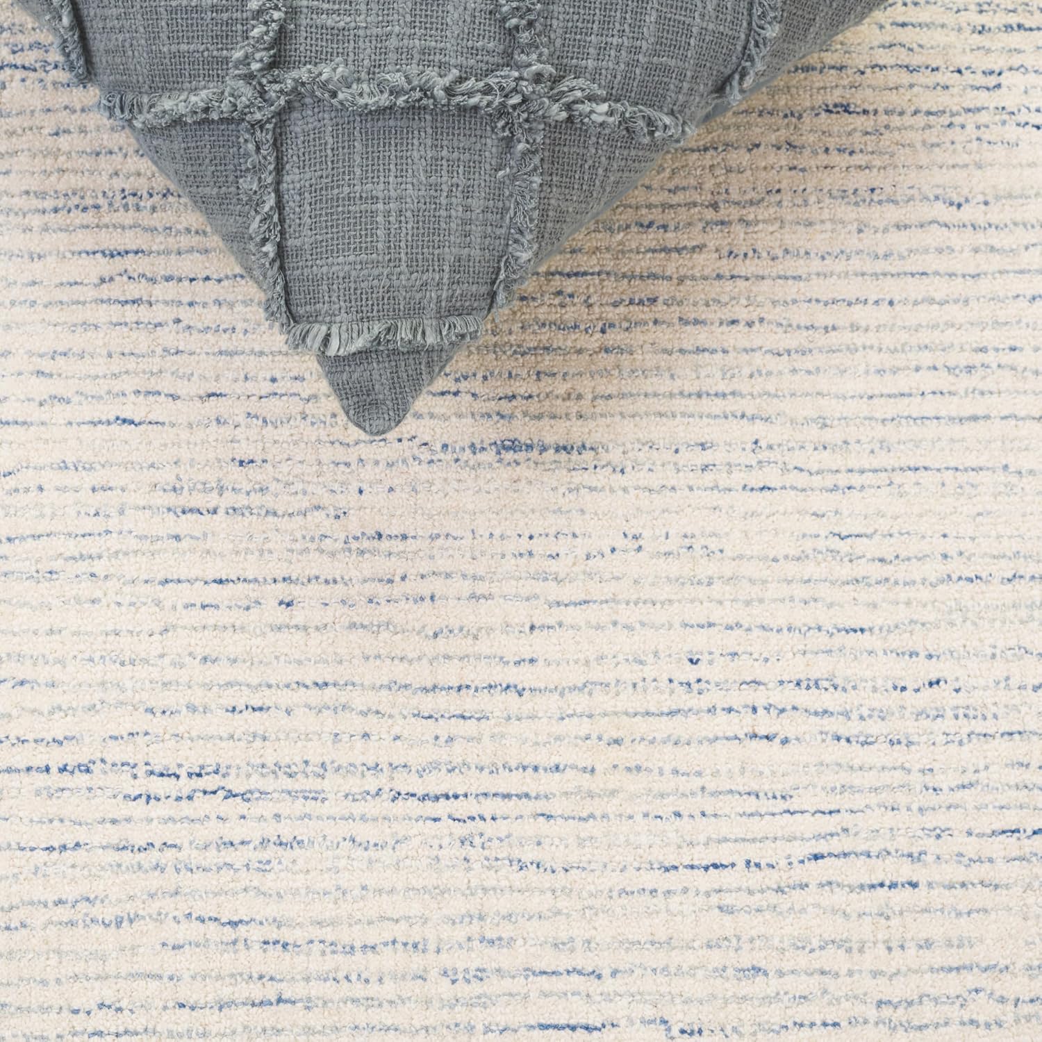 SAFAVIEH Abstract Collection Area Rug - 6' x 9', Ivory, Handmade Wool, Ideal for The Living Room, Dining, Bedroom (ABT361A)