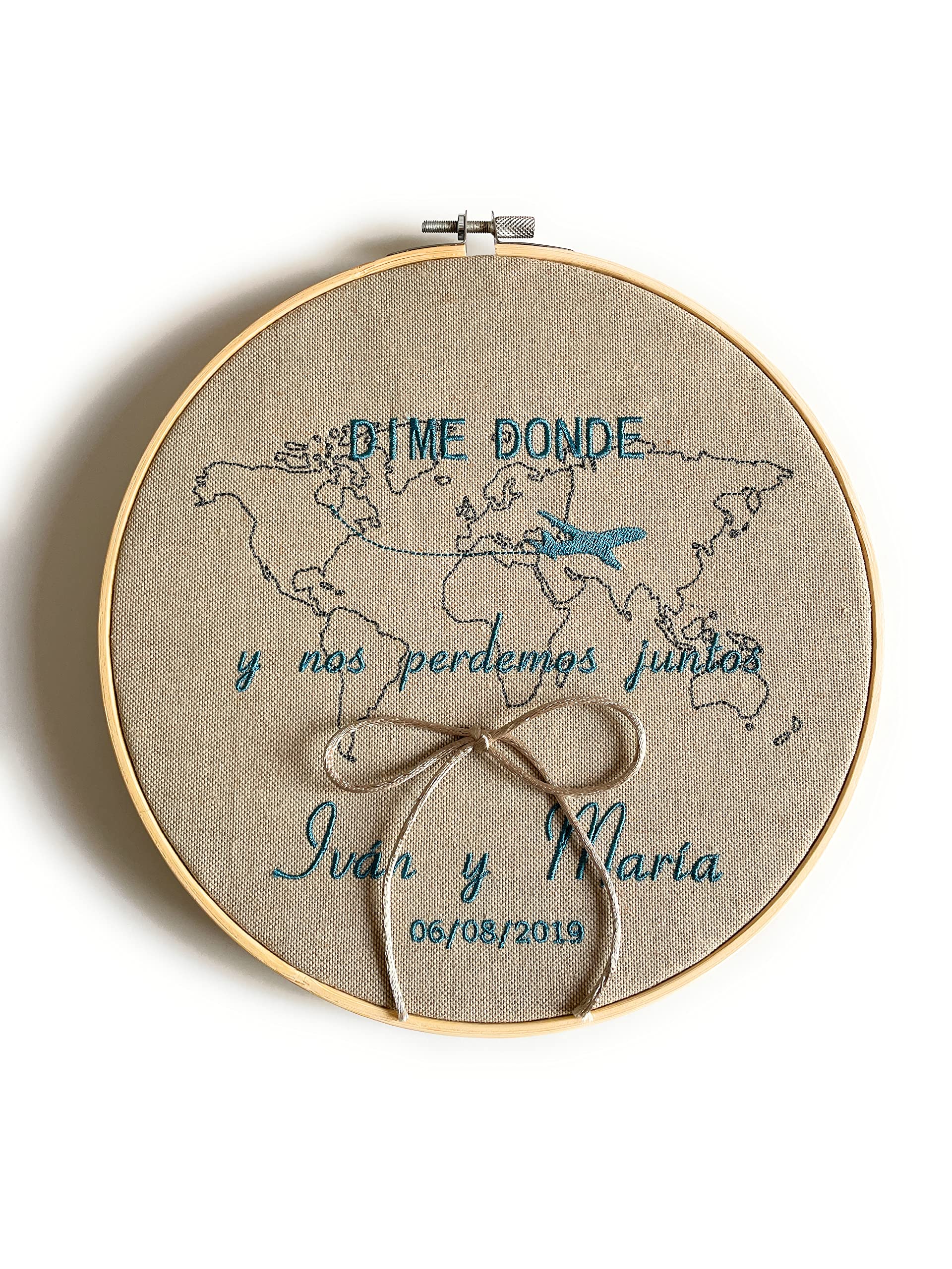 Bastidor porta alianzas de 22 cm., bordado personalizado con nombres y fecha. Con cordel para anudar los anillos. VPM Original. Fabricación española.