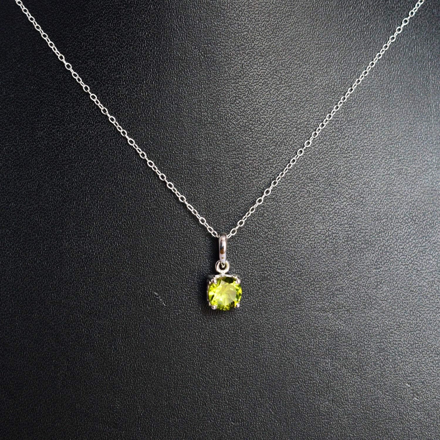 Green Peridot Beautiful Design Solitaire 925 Sterling Silver Ethnic Pendant Locket Jewelry