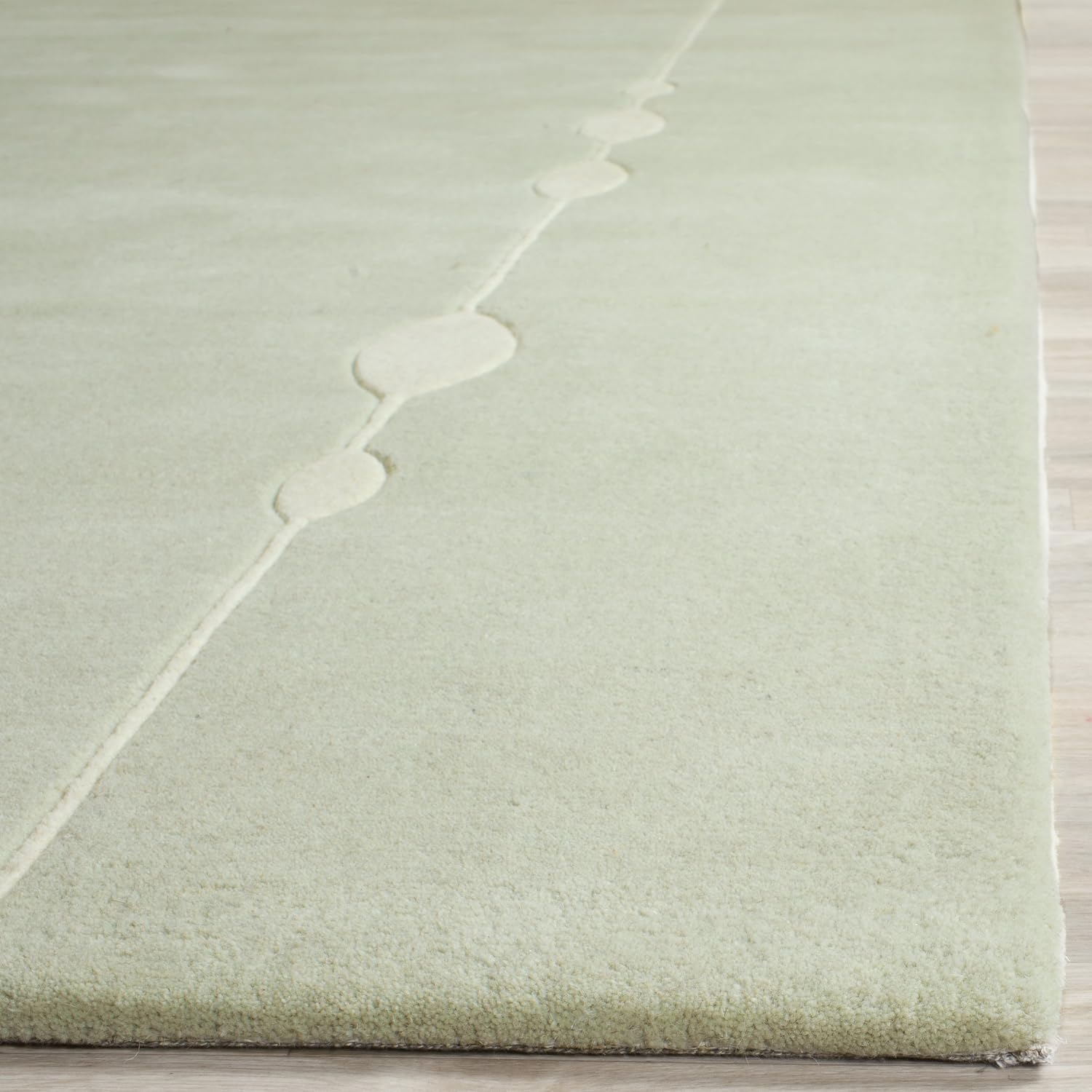 SAFAVIEH Soho Collection Runner Rug - 2'6" x 10', Light Green, Handmade Wool, Ideal for High Traffic Areas in Living Room, Bedroom (SOH303A)