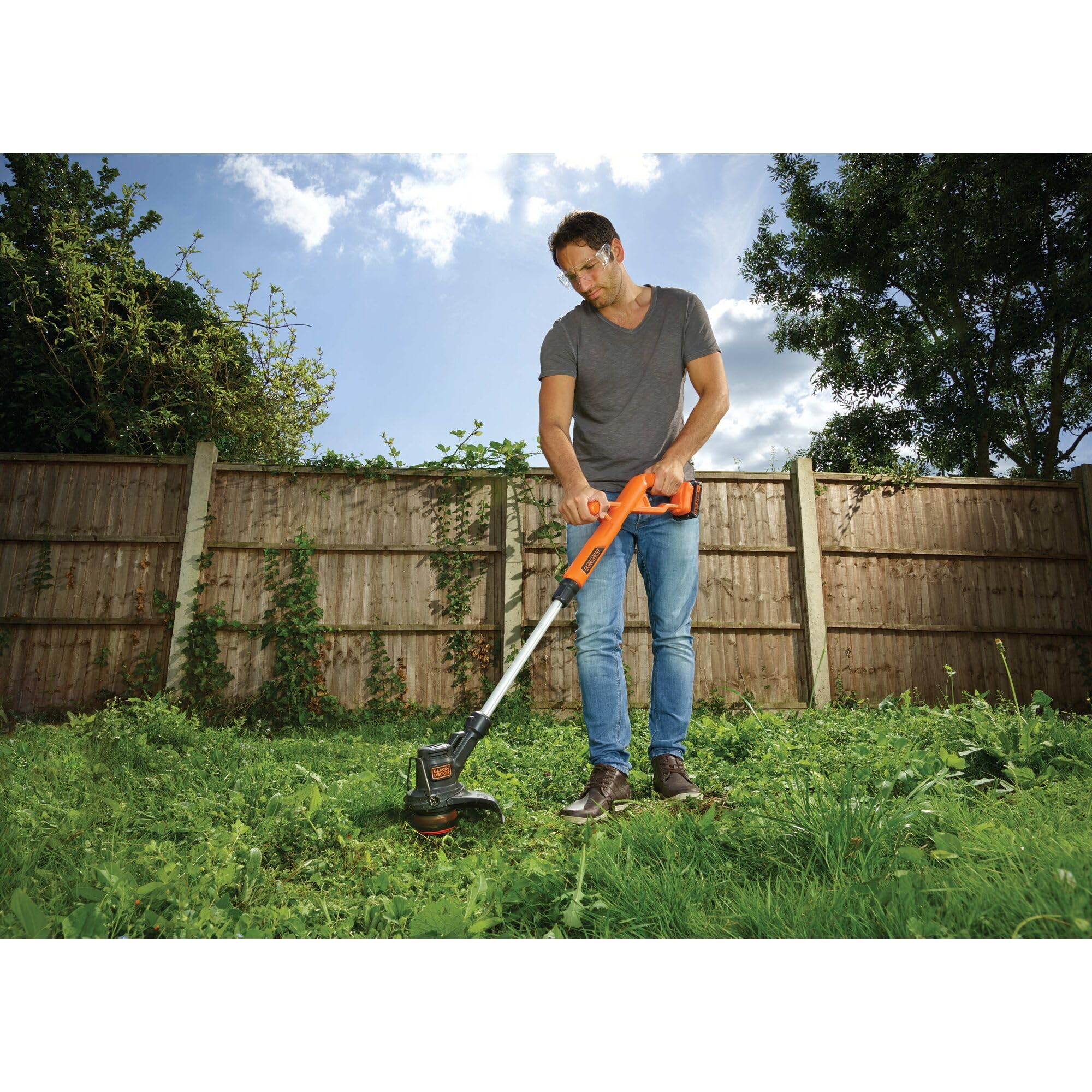 BLACK+DECKER Cortabordes 18V, Ancho de Corte 25cm, Sistema Reflex, Cabezal Giratorio Flip-to Edge, Mango Telescópico, Incluye Bobina de Hilo 9m y Batería de Litio 1.5Ah, 9000rpm, ST1823