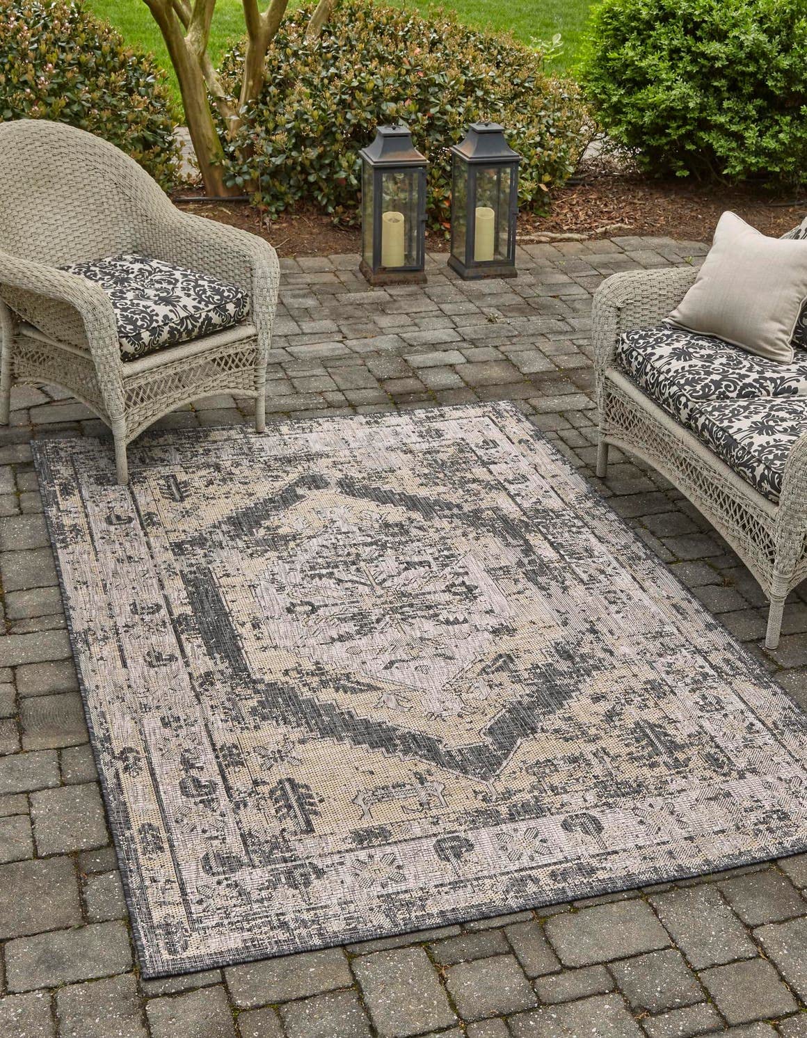 Unique Loom Outdoor Traditional Collection Area Rug - Valeria (7' 10" x 11' Rectangle, Charcoal/ Natural)